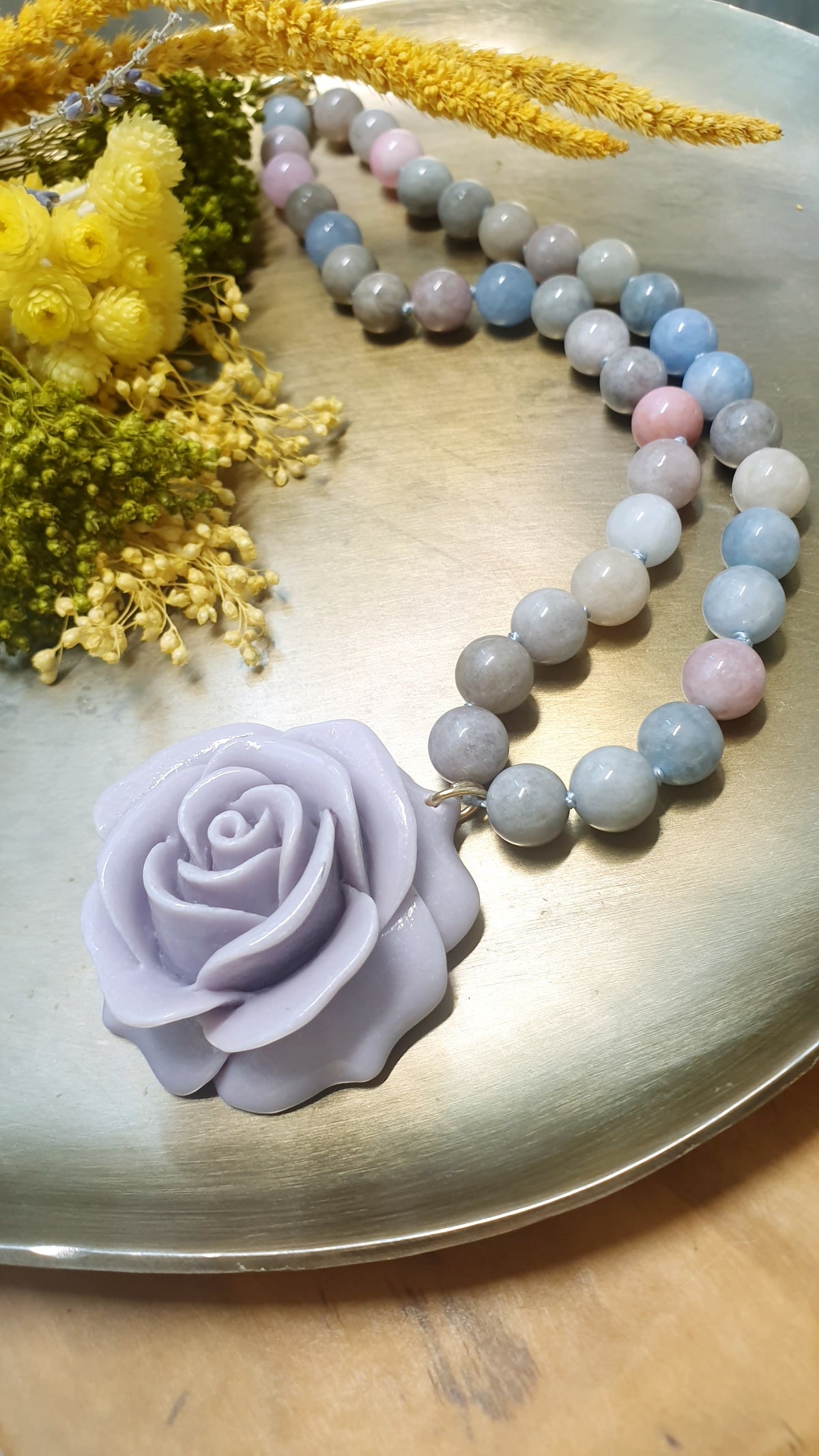 Girocollo di morganite con rosa di resina