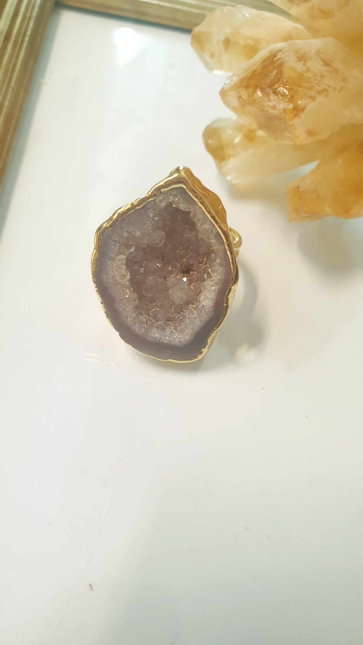 Anello regolabile di ottone con drusa di agata