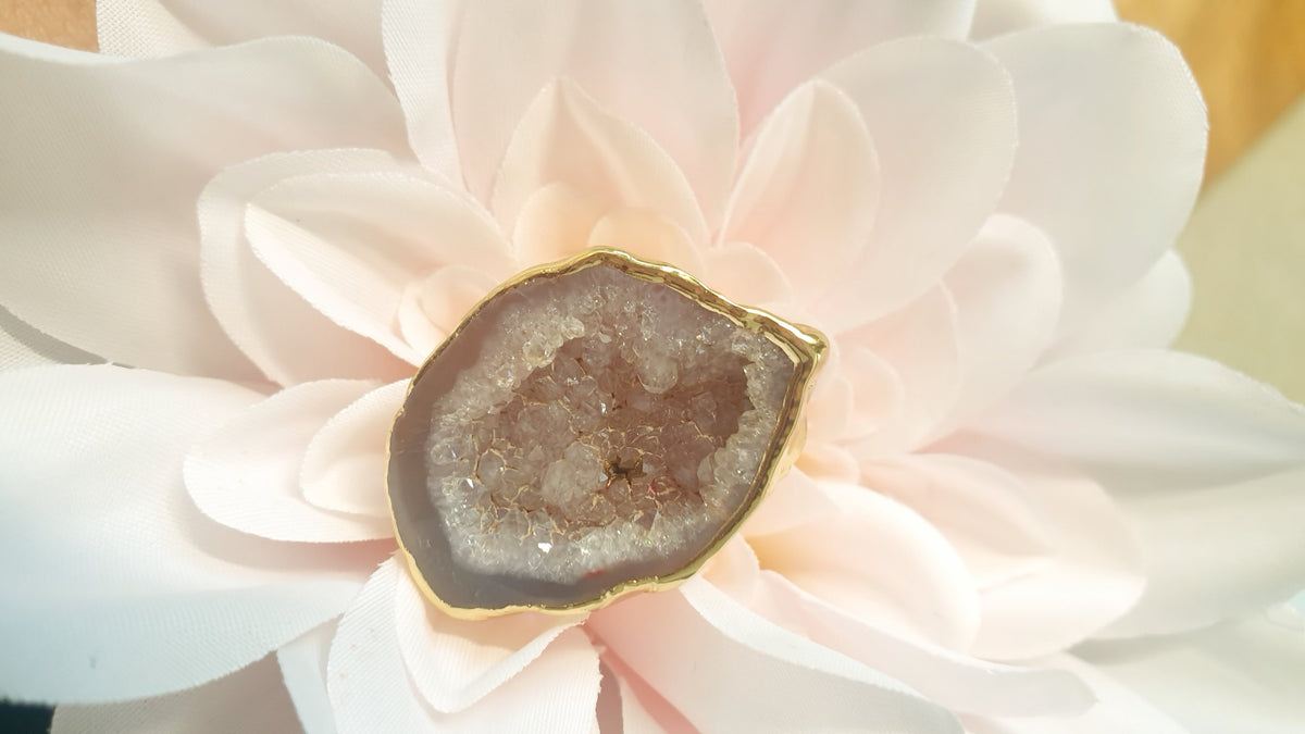 Anello regolabile di ottone con drusa di agata
