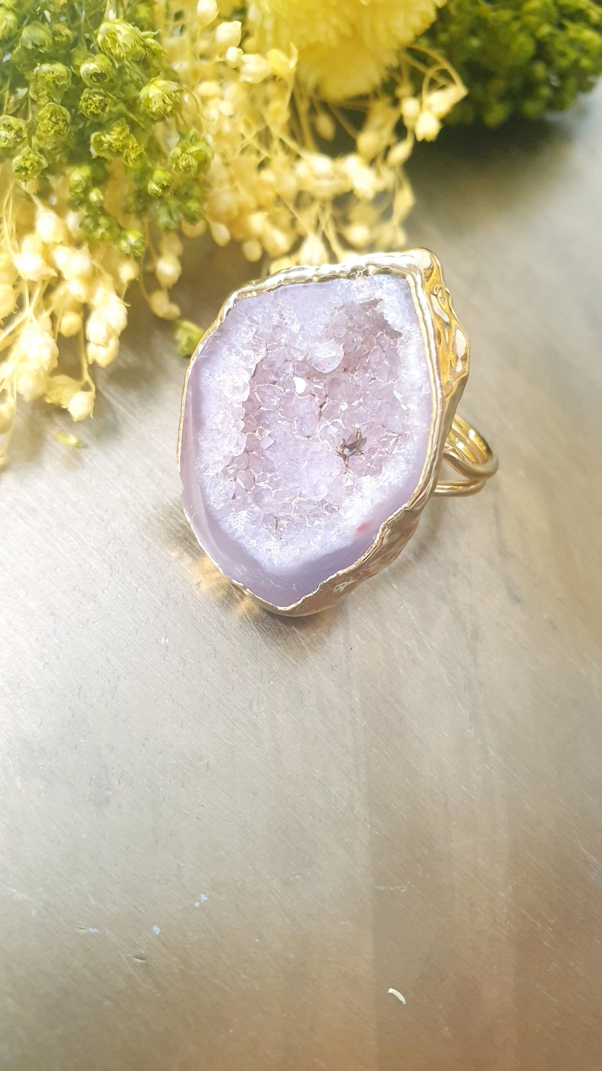 Anello regolabile di ottone con drusa di agata