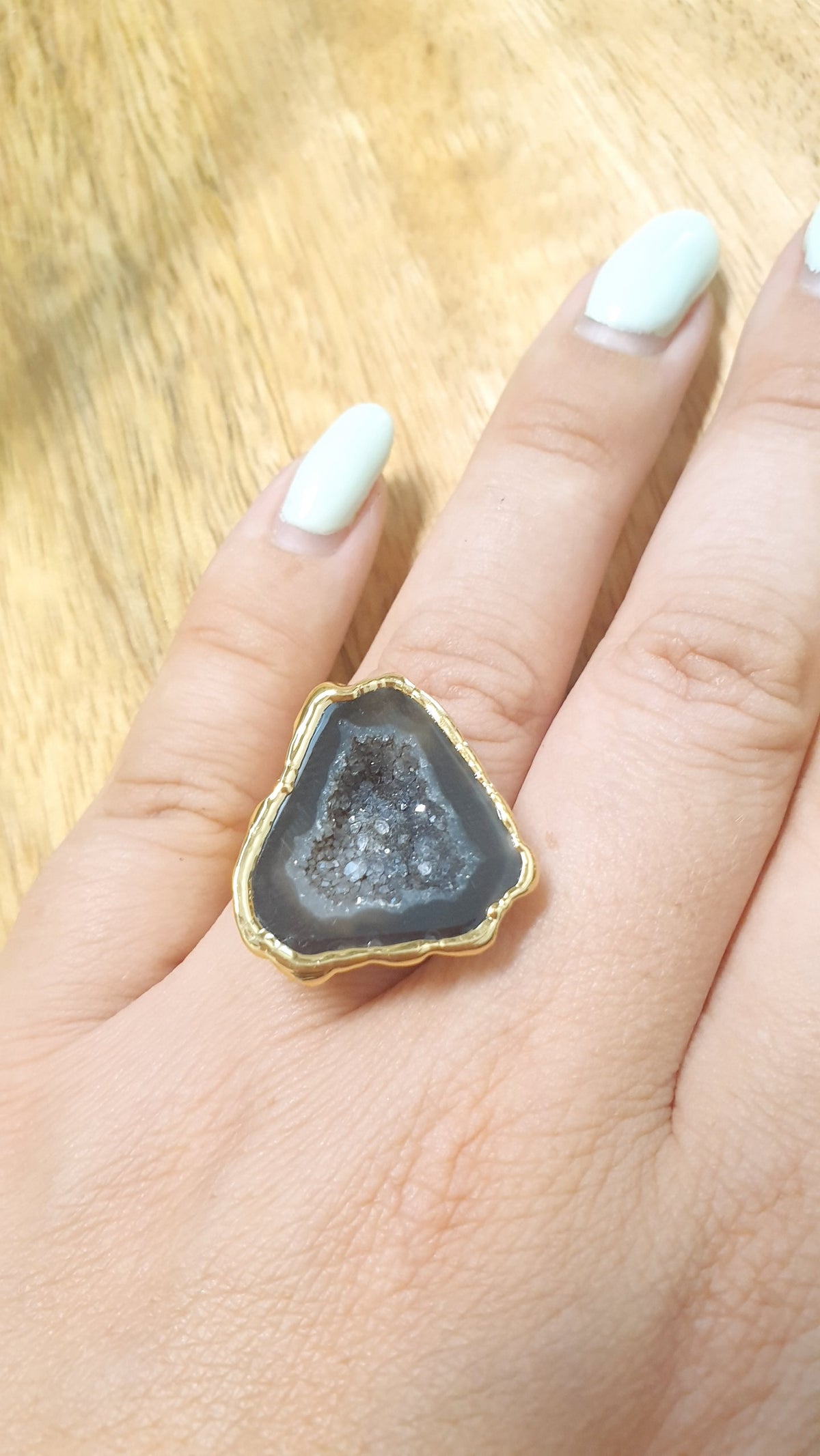 Anello di ottone con drusa di agata nera