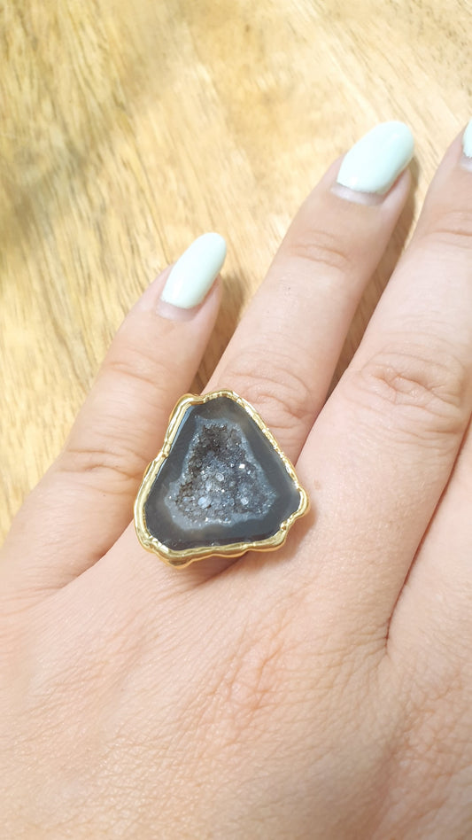 Anello di ottone con drusa di agata nera