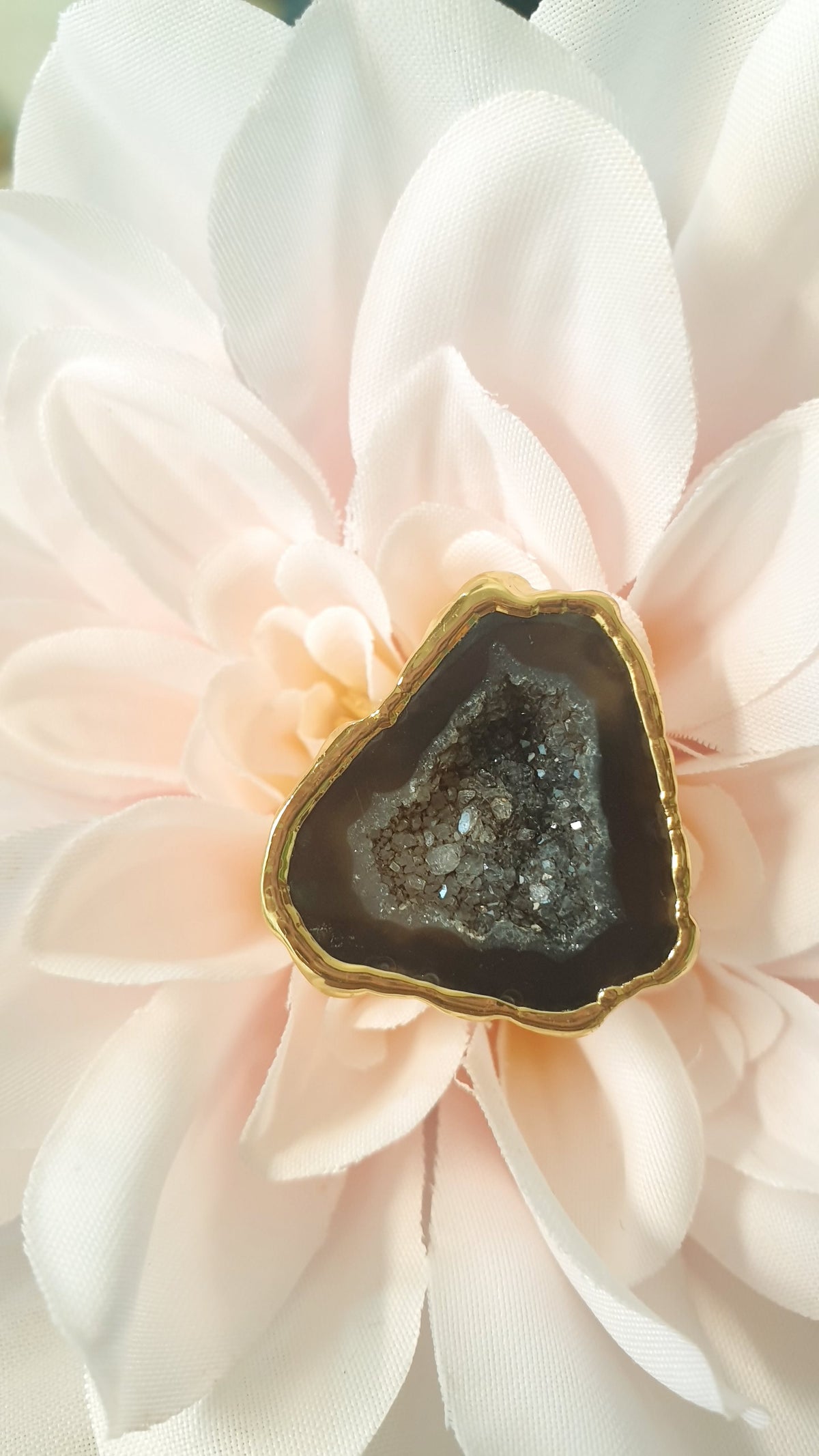 Anello di ottone con drusa di agata nera