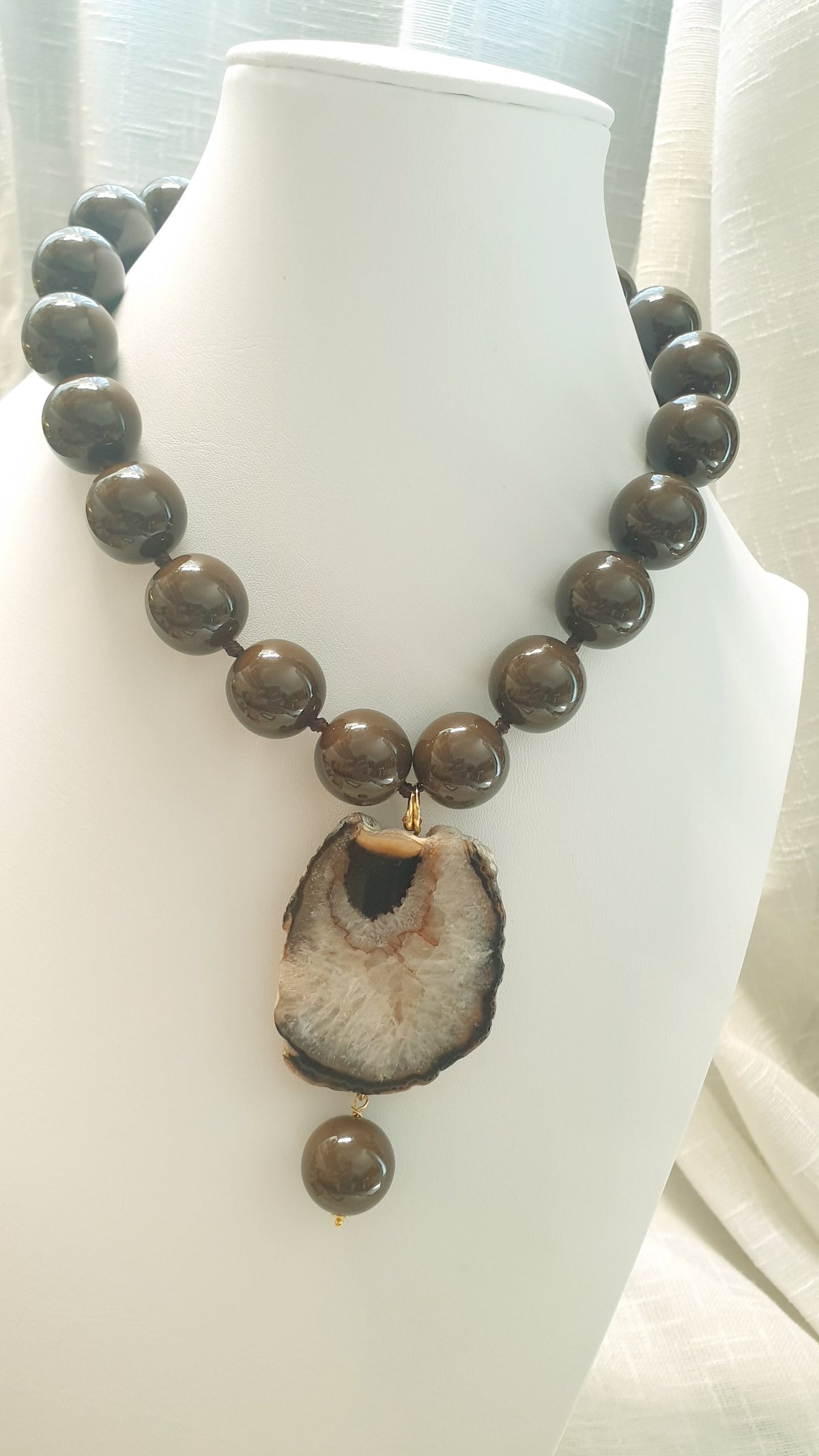 Collana in sfere  di resina congrande agata