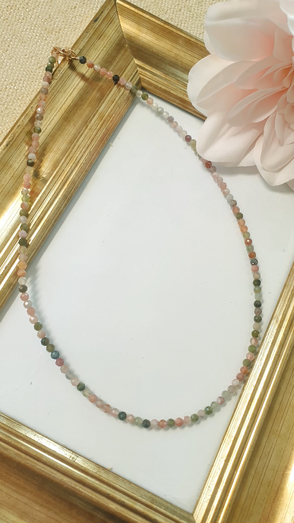 Girocollo con pietre dure e gancio di argento