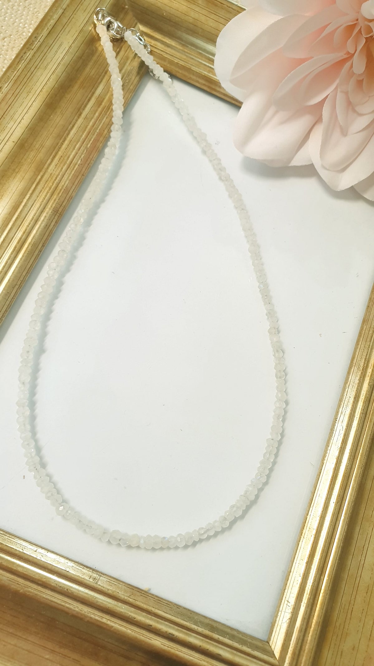 Girocollo con pietre dure e gancio di argento