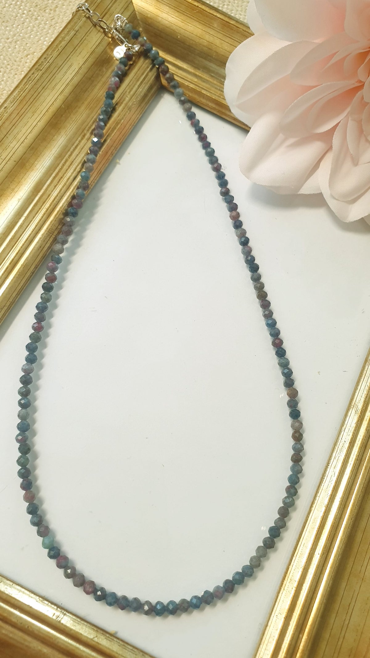 Girocollo con pietre dure e gancio di argento