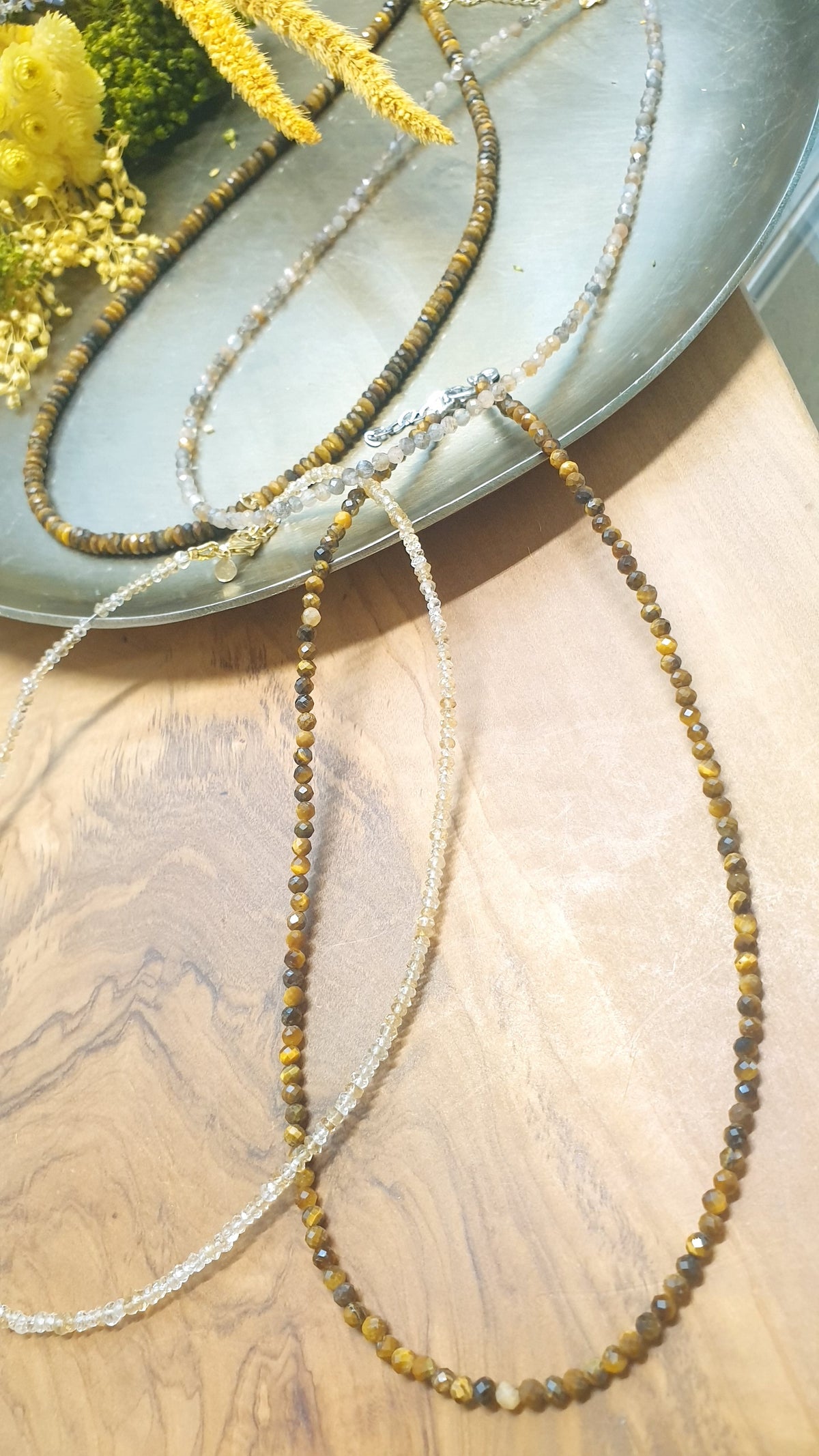 Girocollo  con pietre dure e gancio di argento
