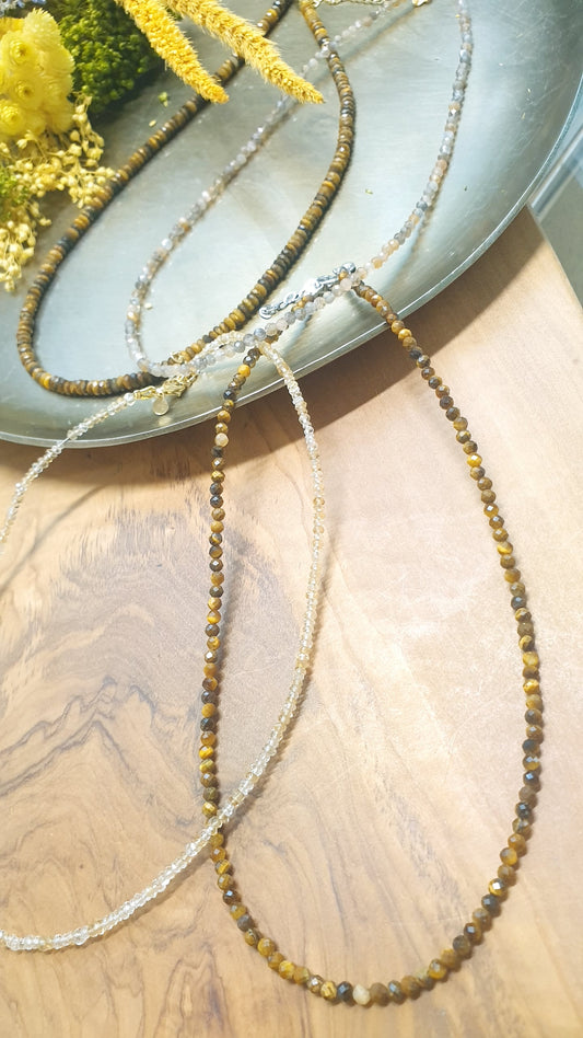Girocollo  con pietre dure e gancio di argento