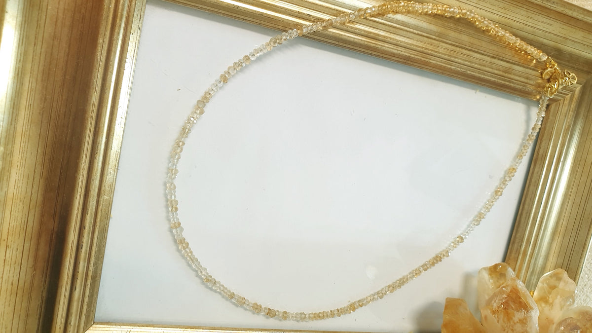 Girocollo  con pietre dure e gancio di argento