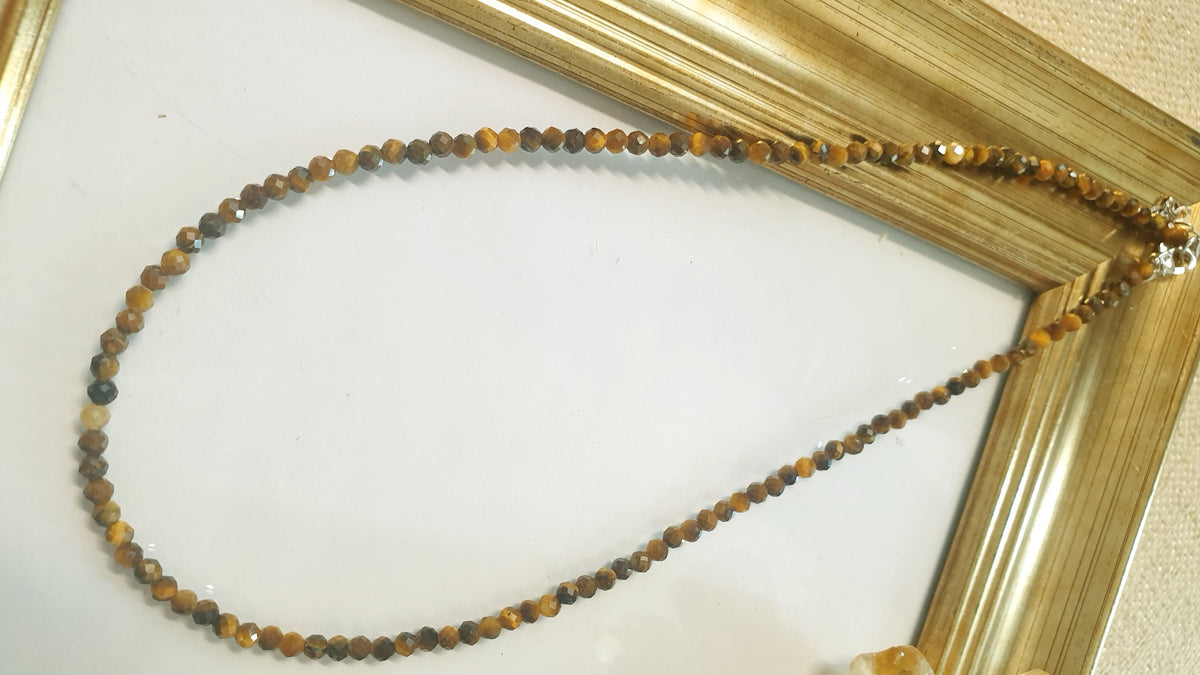 Girocollo  con pietre dure e gancio di argento