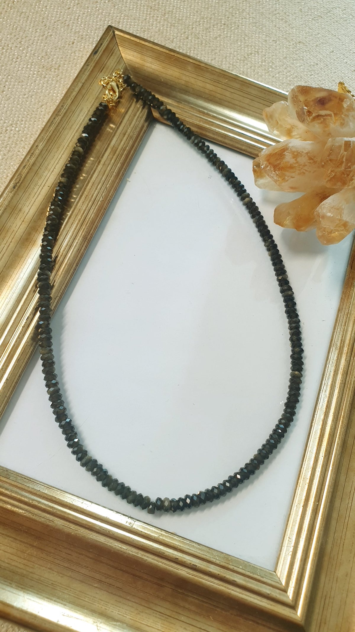 Girocollo con pietre dure e gancio di acciaio