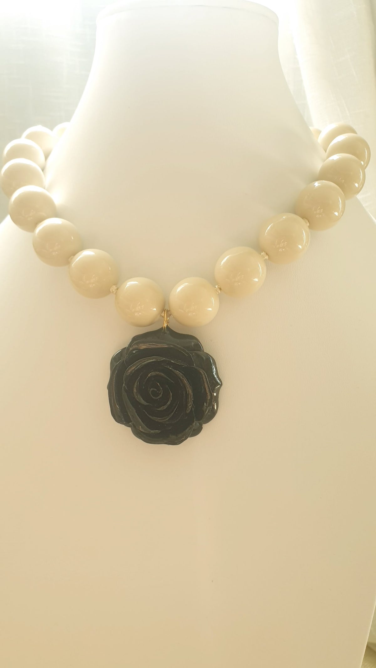 Collana di resina con rosa nera