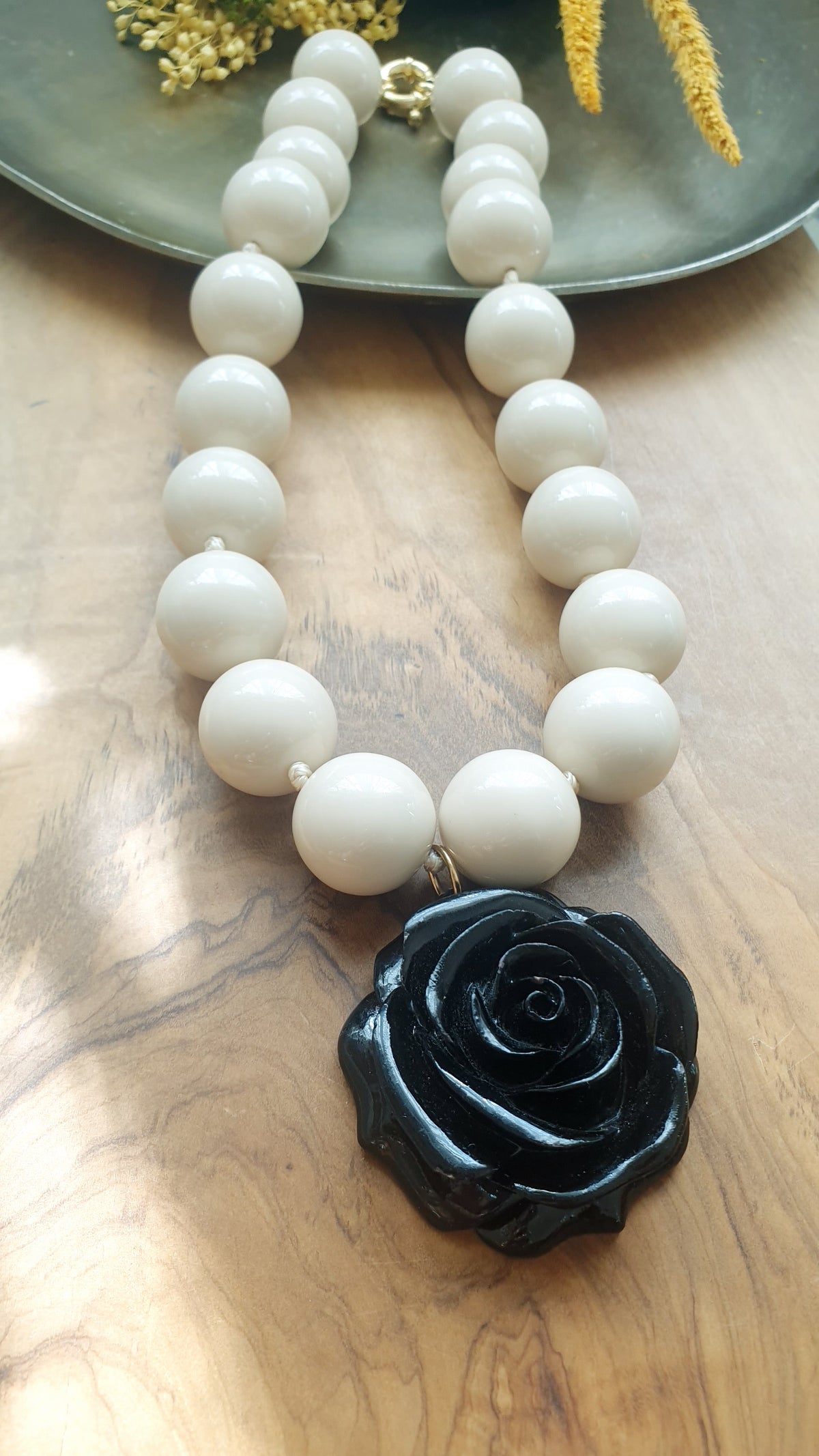 Collana di resina con rosa nera