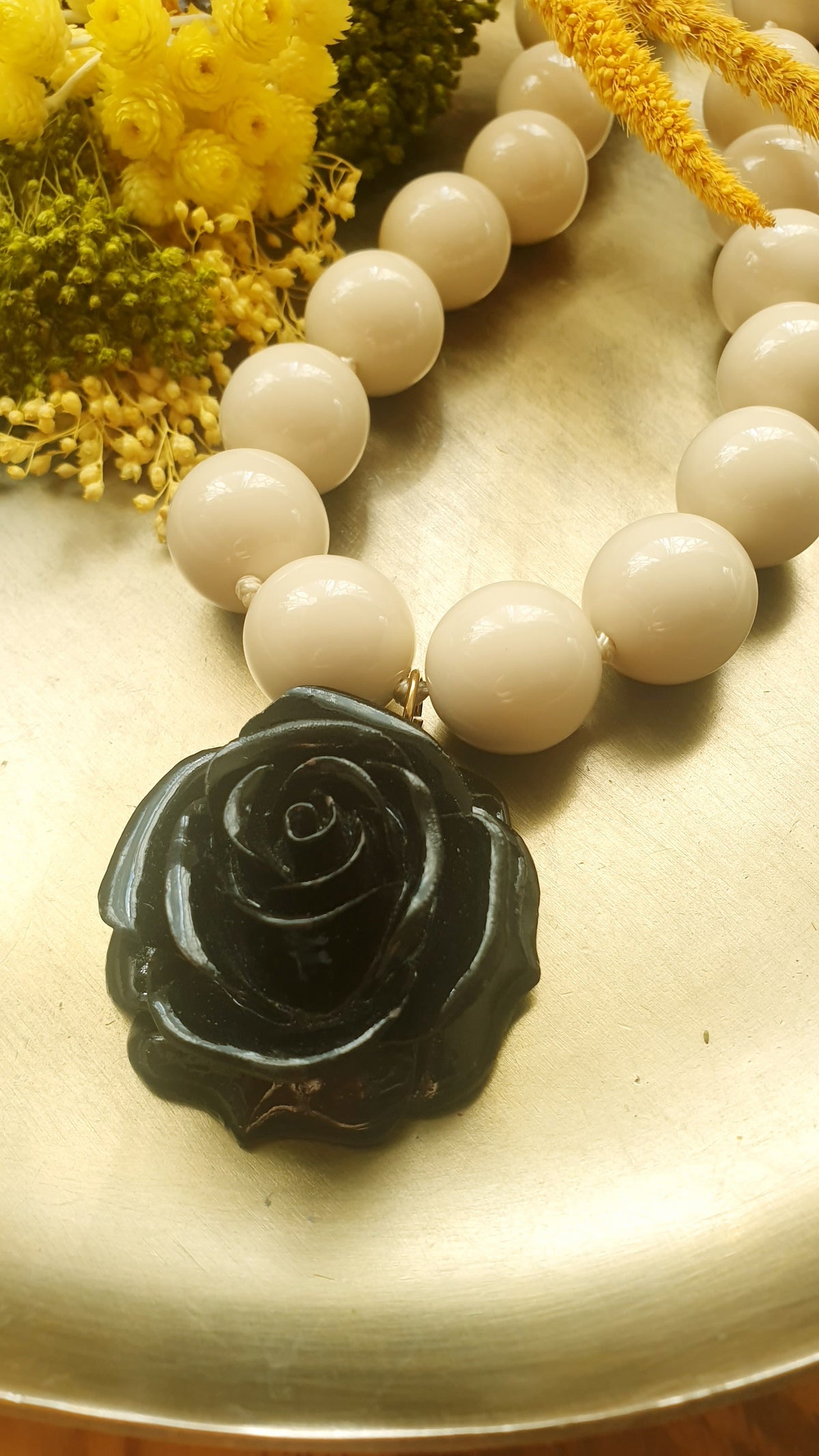 Collana di resina con rosa nera