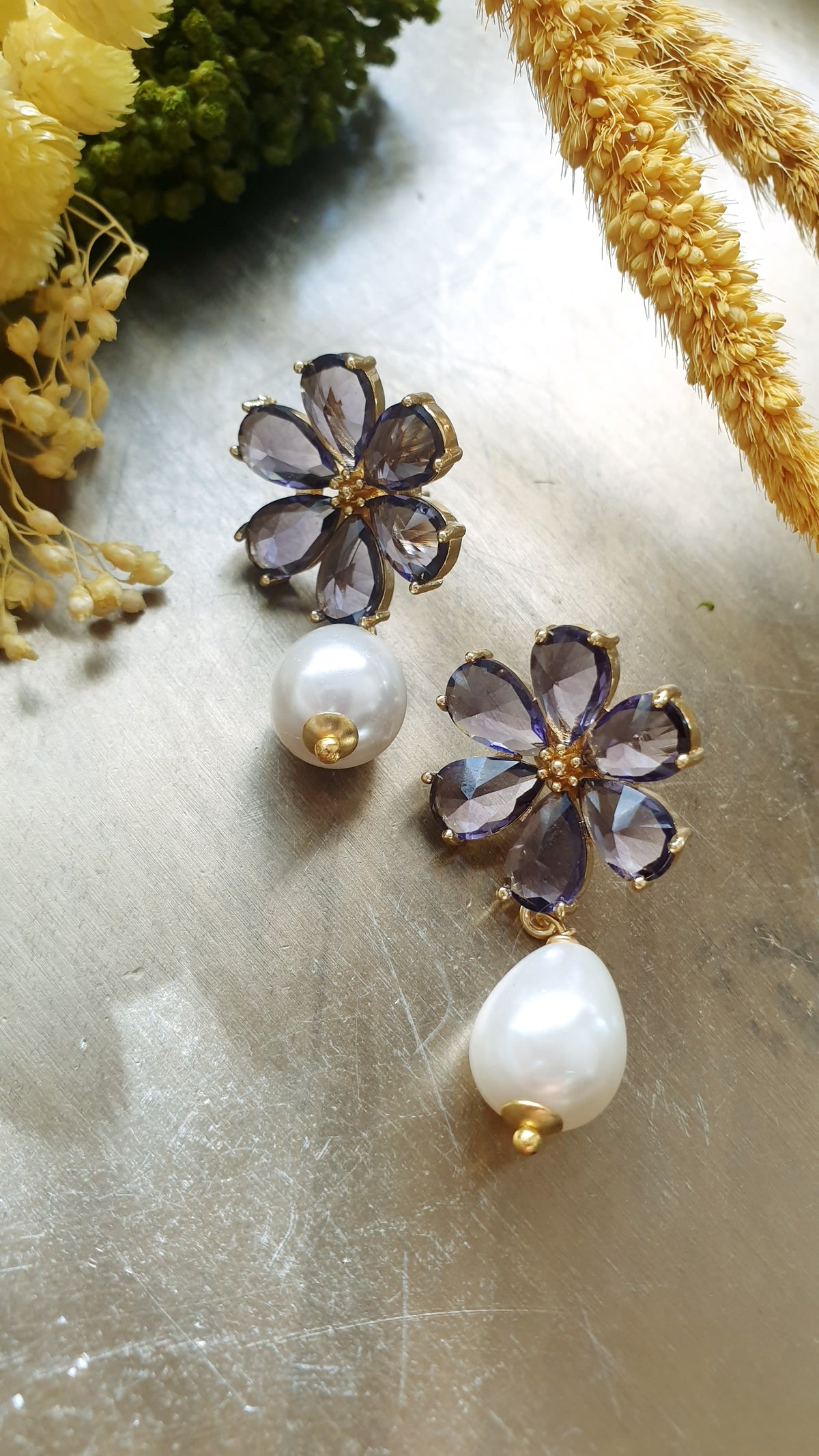 Orecchini fiore a perno con cristalli e perle di maorca