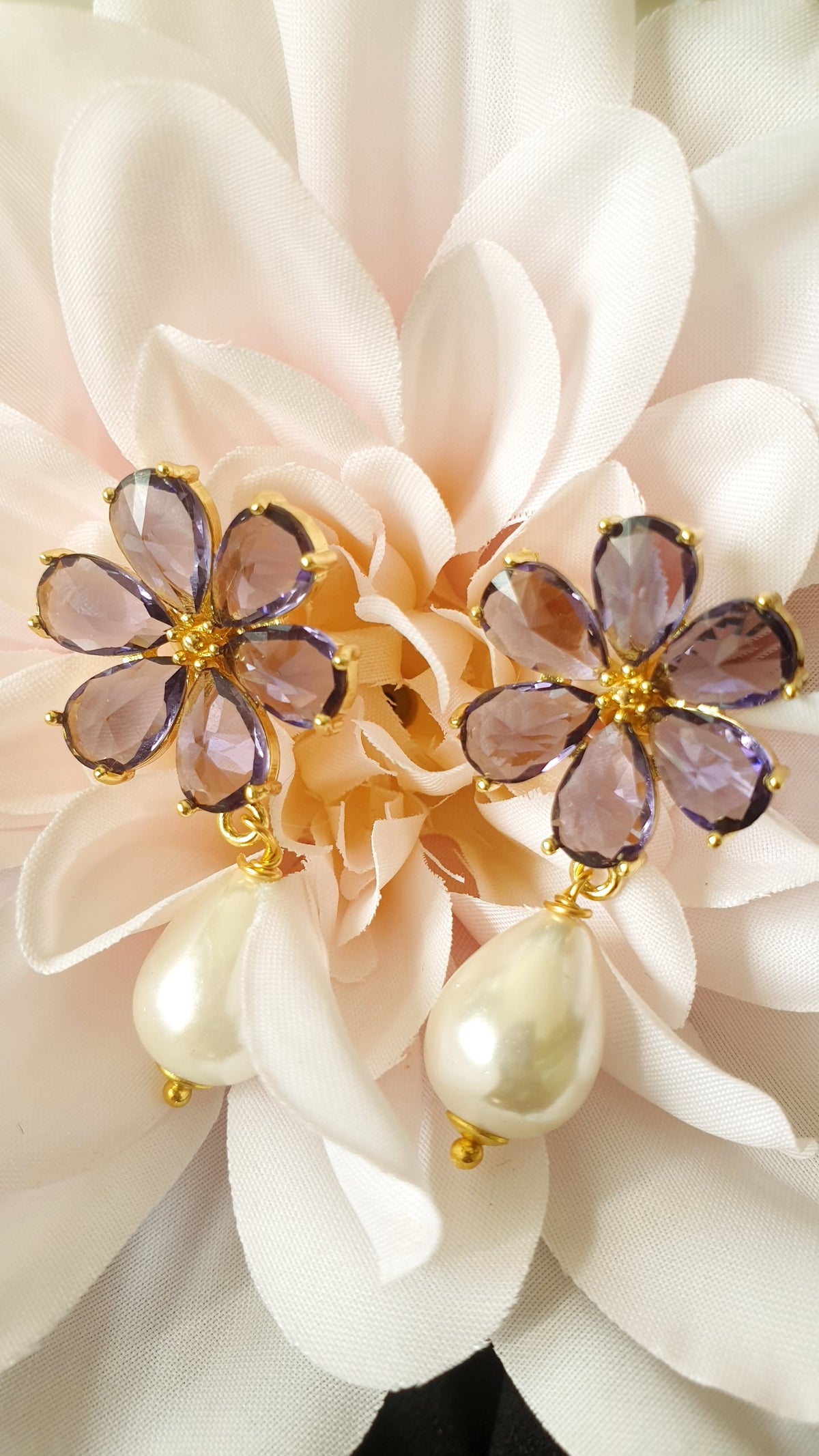 Orecchini fiore a perno con cristalli e perle di maorca