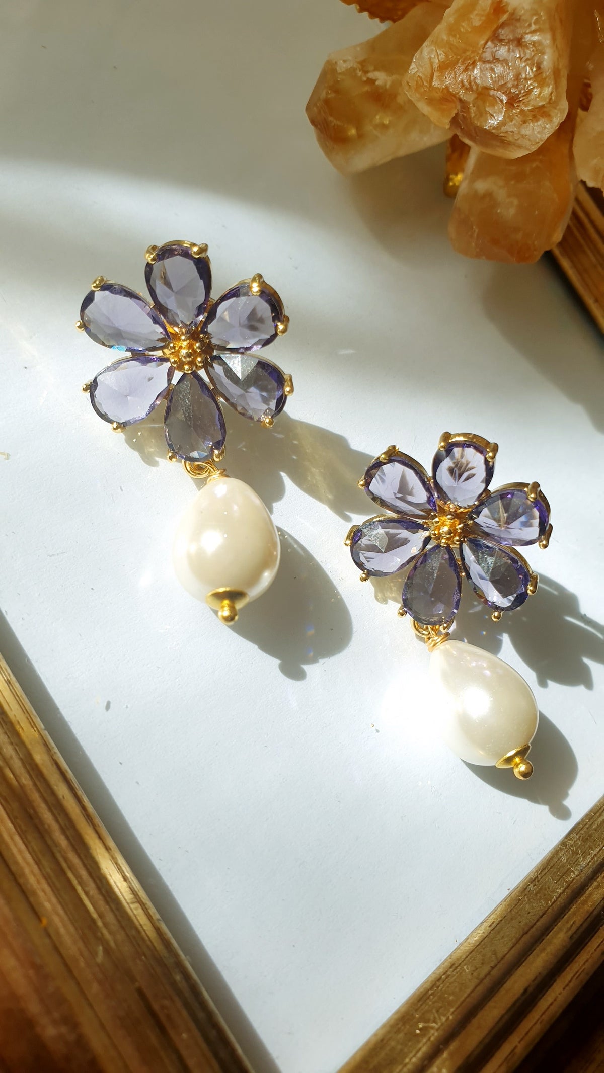 Orecchini fiore a perno con cristalli e perle di maorca