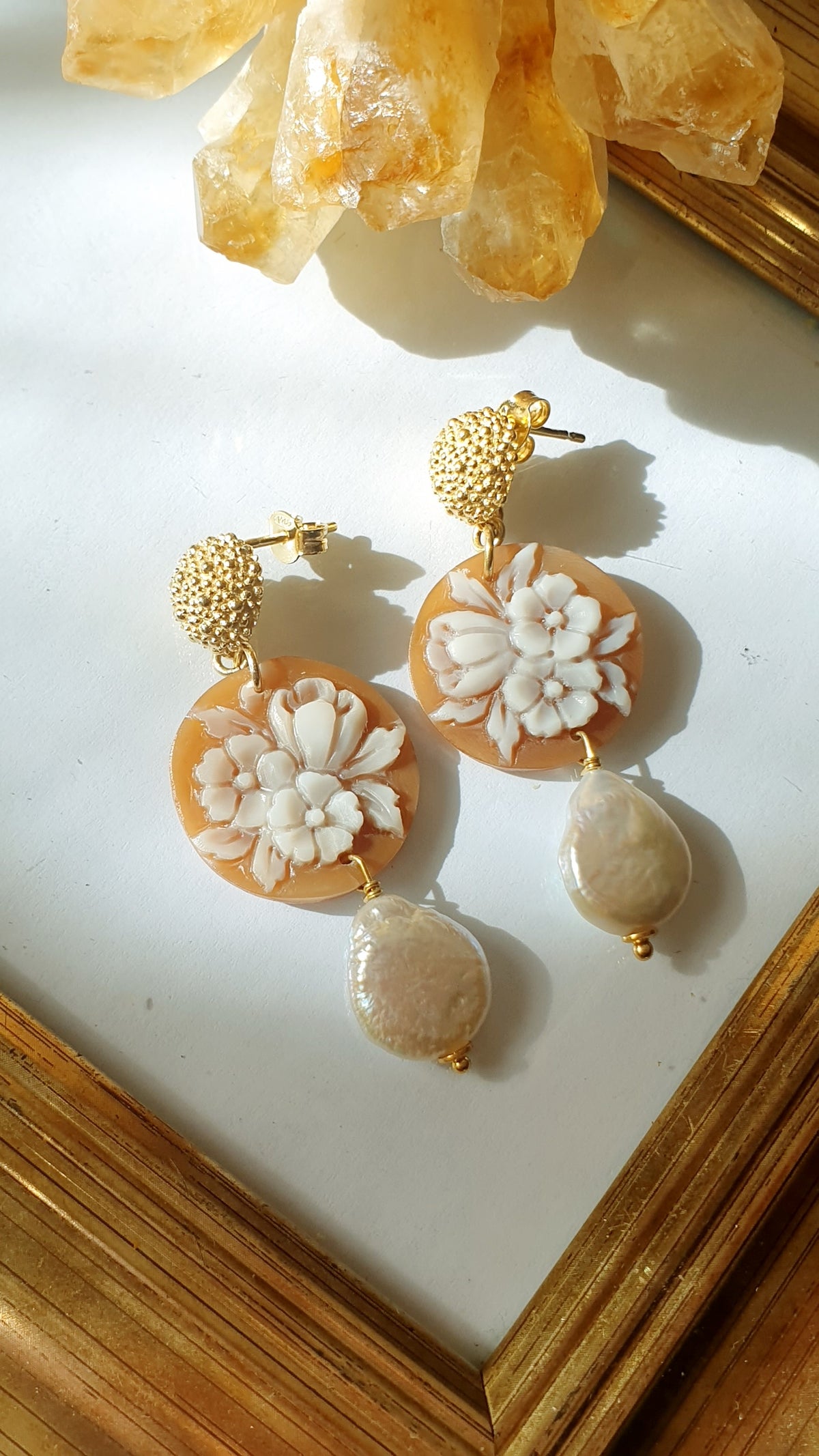 Orecchini in argento con cammei e perle