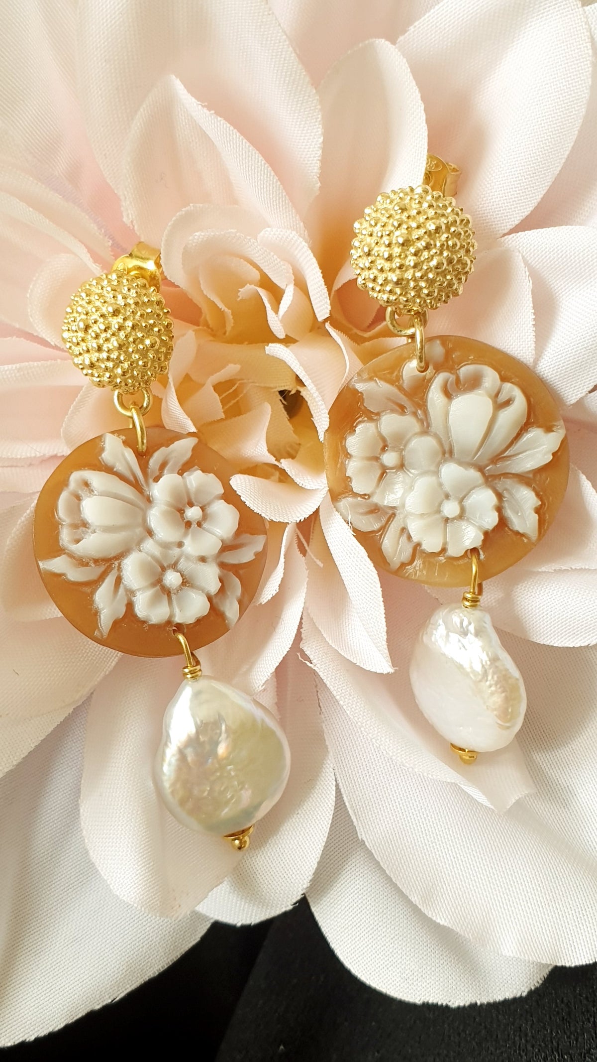 Orecchini in argento con cammei e perle
