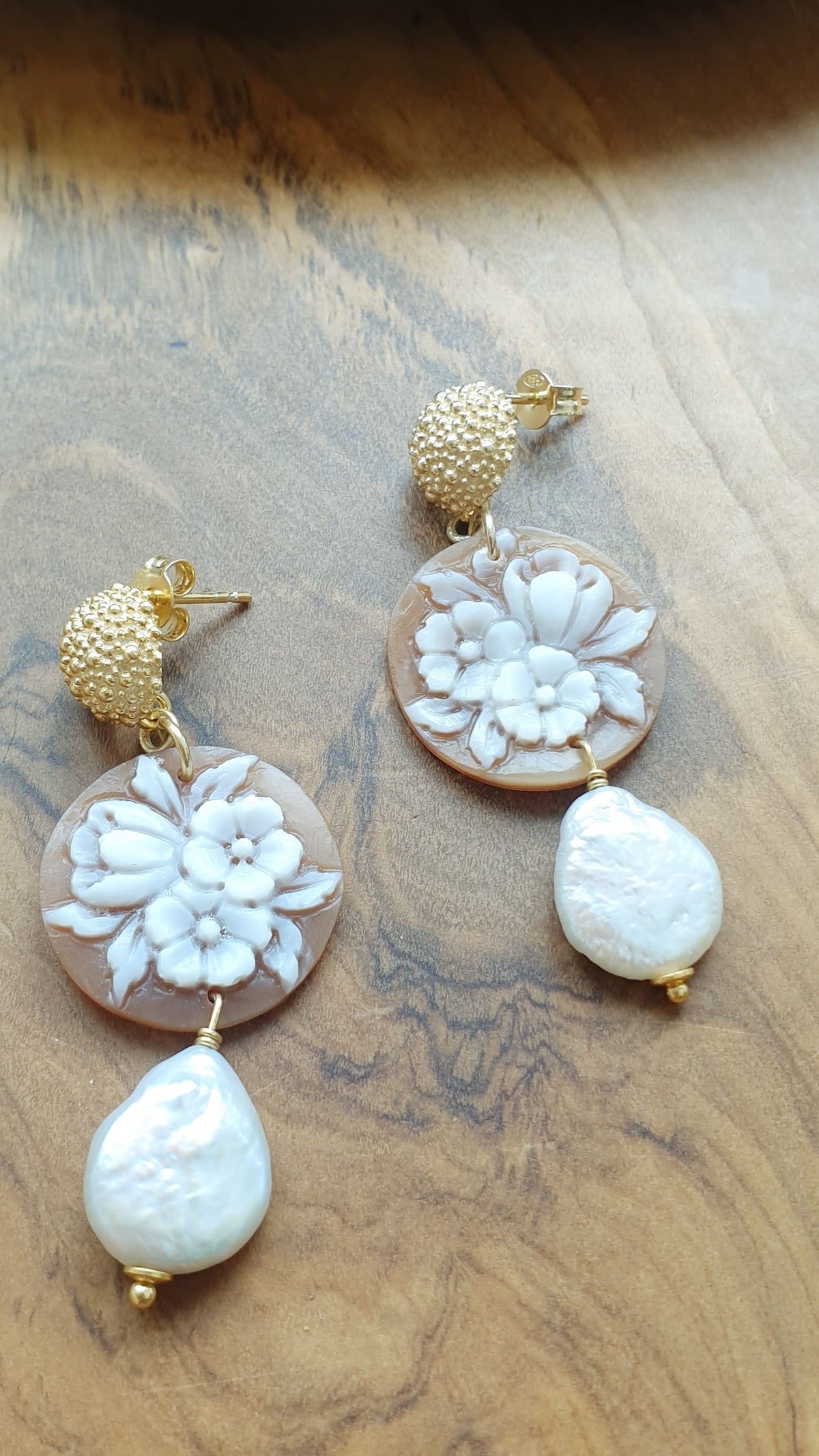 Orecchini in argento con cammei e perle