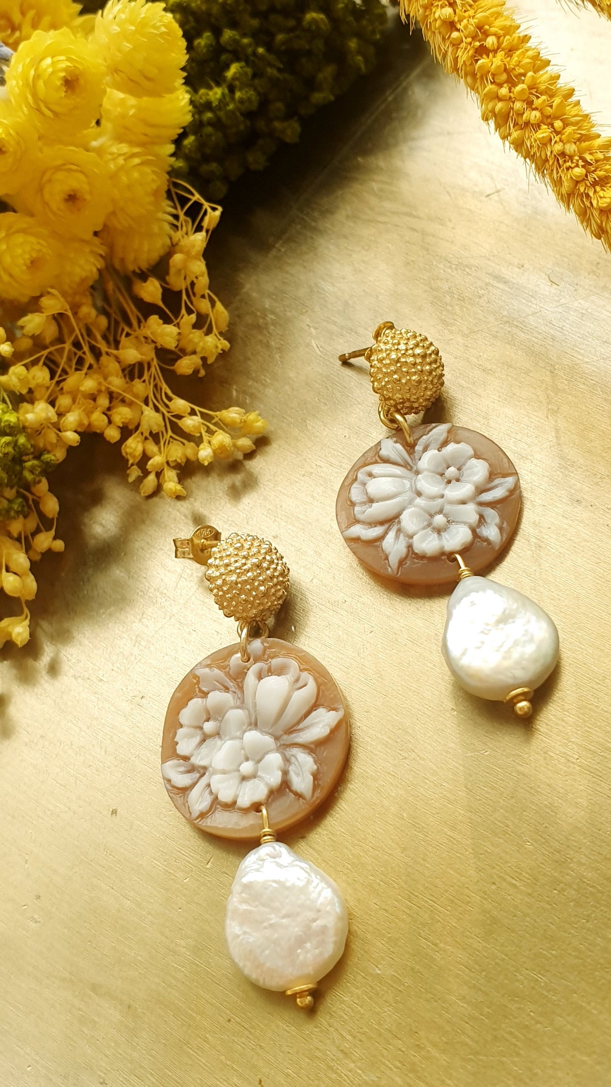 Orecchini in argento con cammei e perle