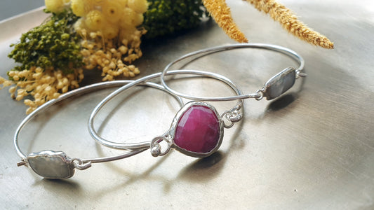 Bracciali di ottone con perle e radice di rubino