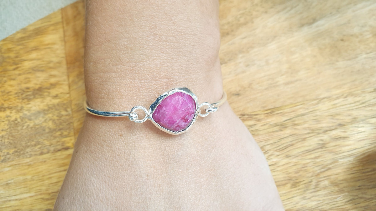 Bracciali di ottone con perle e radice di rubino