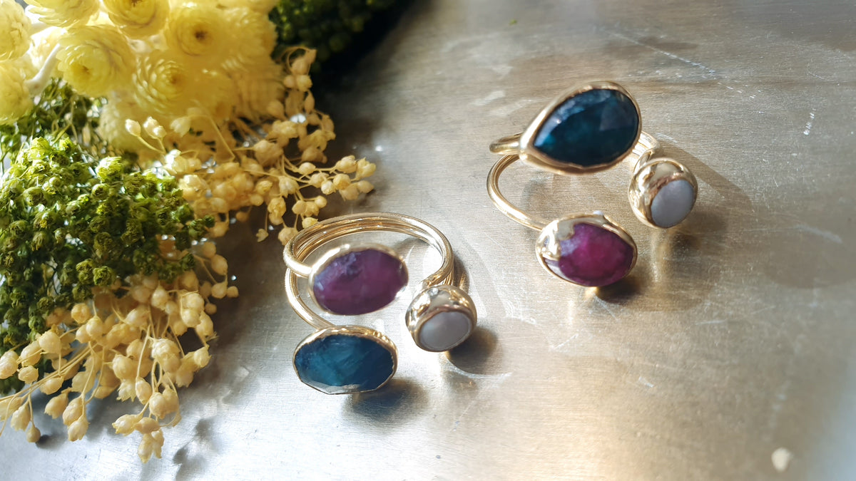 Anello di ottone regolabile con perla e pietre vere