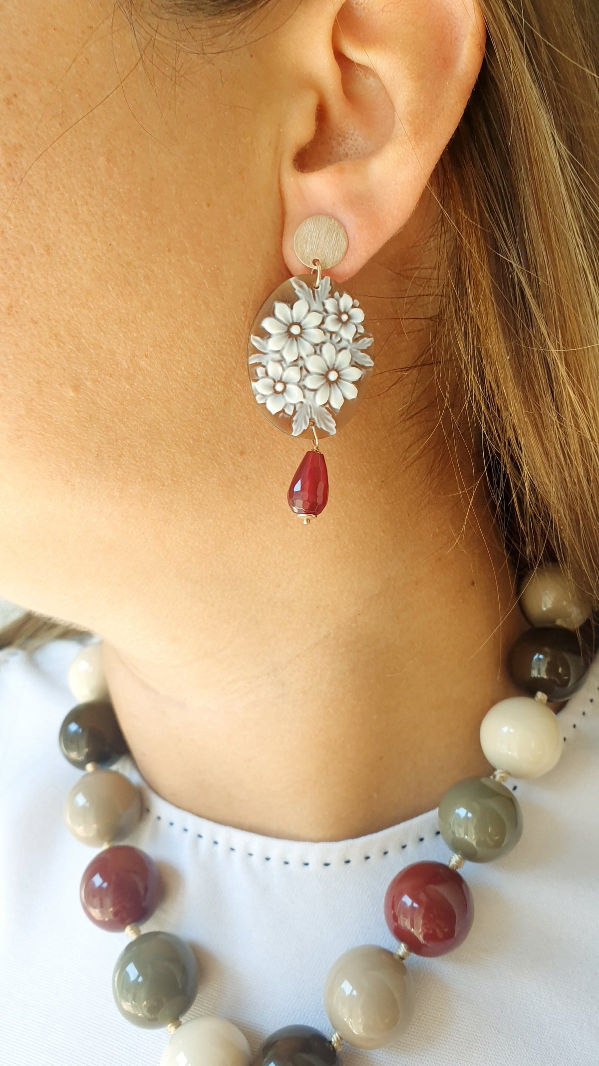 Orecchini in argento con cammeo, granato e giada.