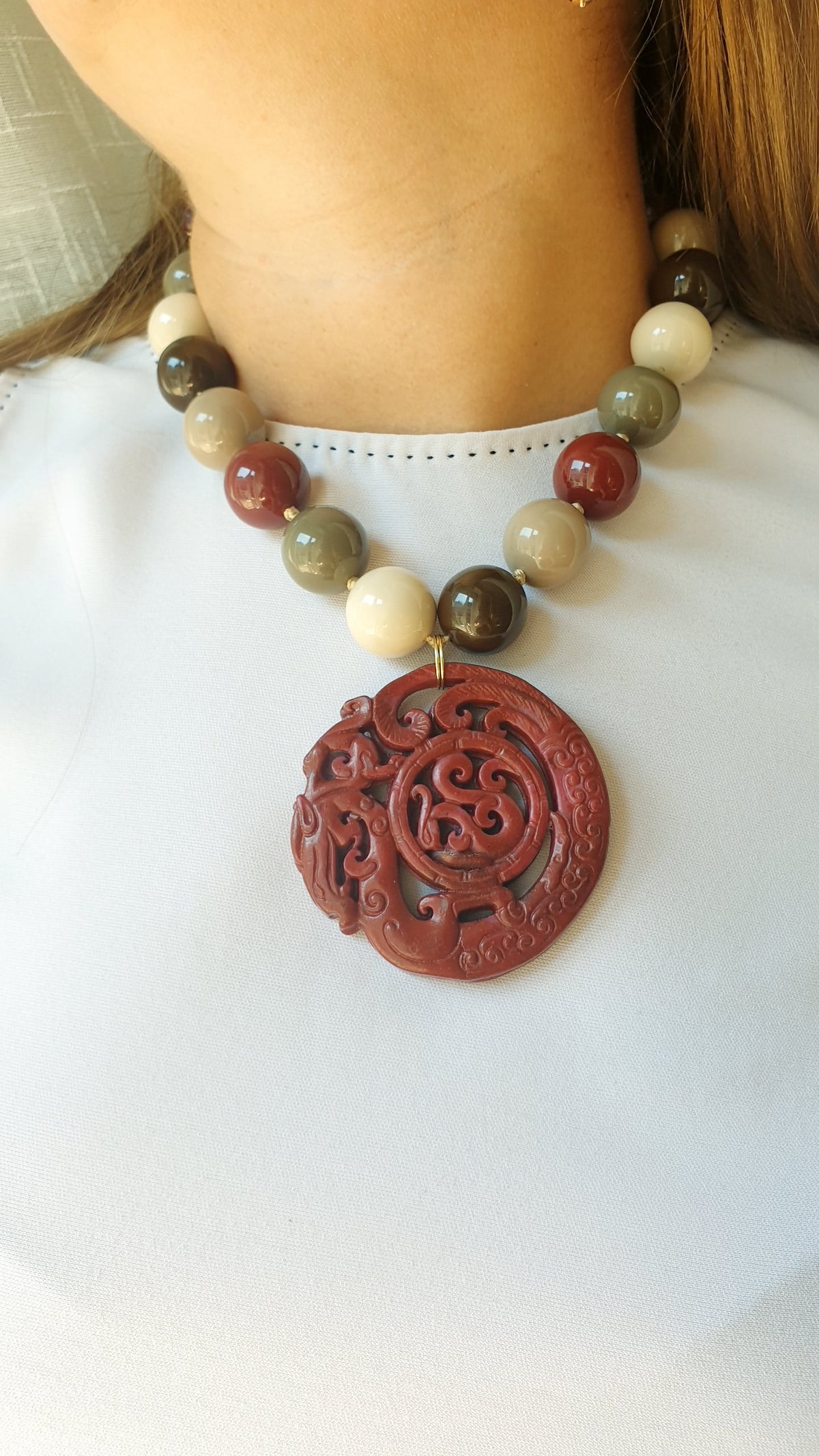 Collana in sfere di resina  resina con giada intaliata