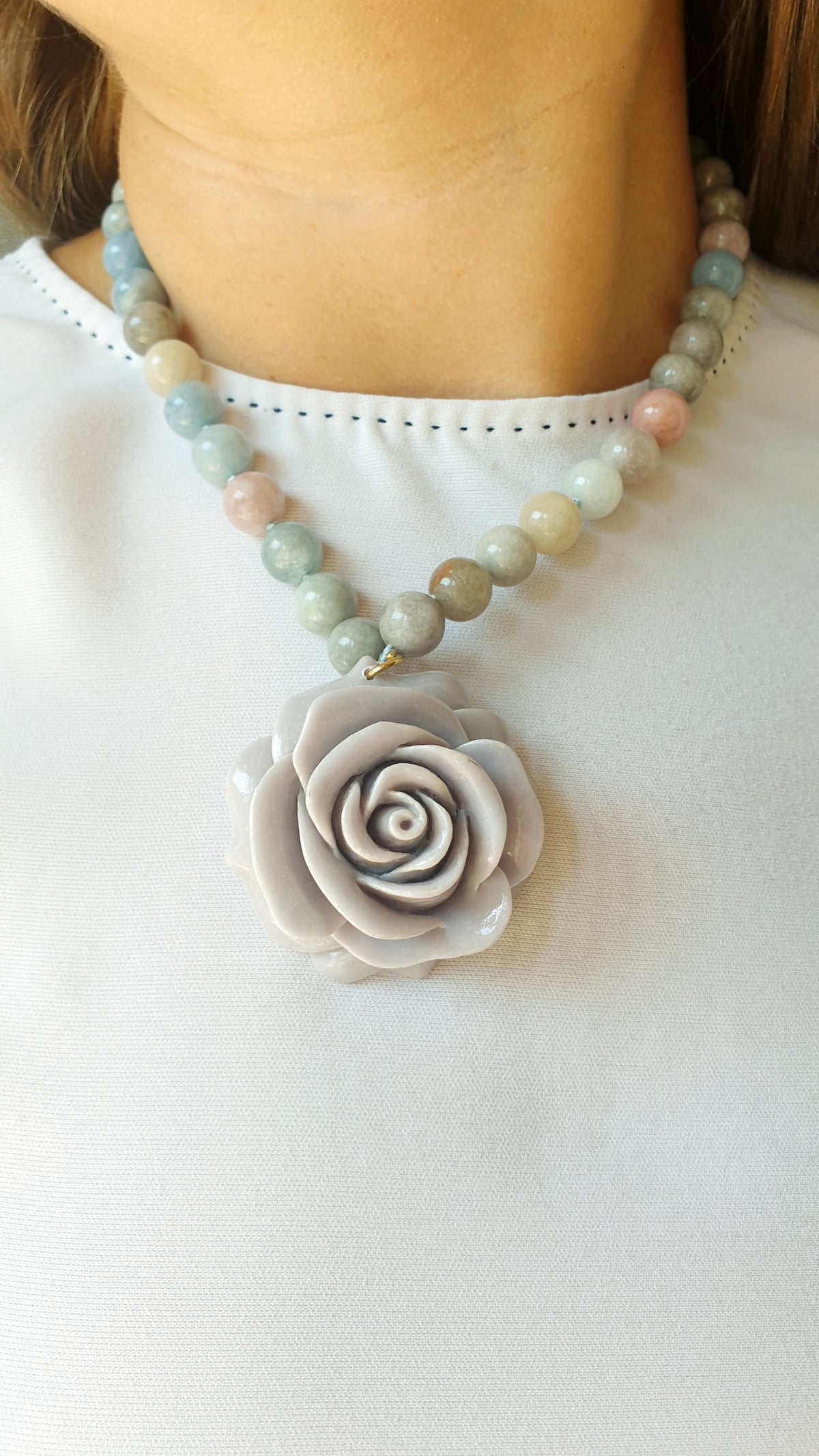 Girocollo di morganite con rosa di resina