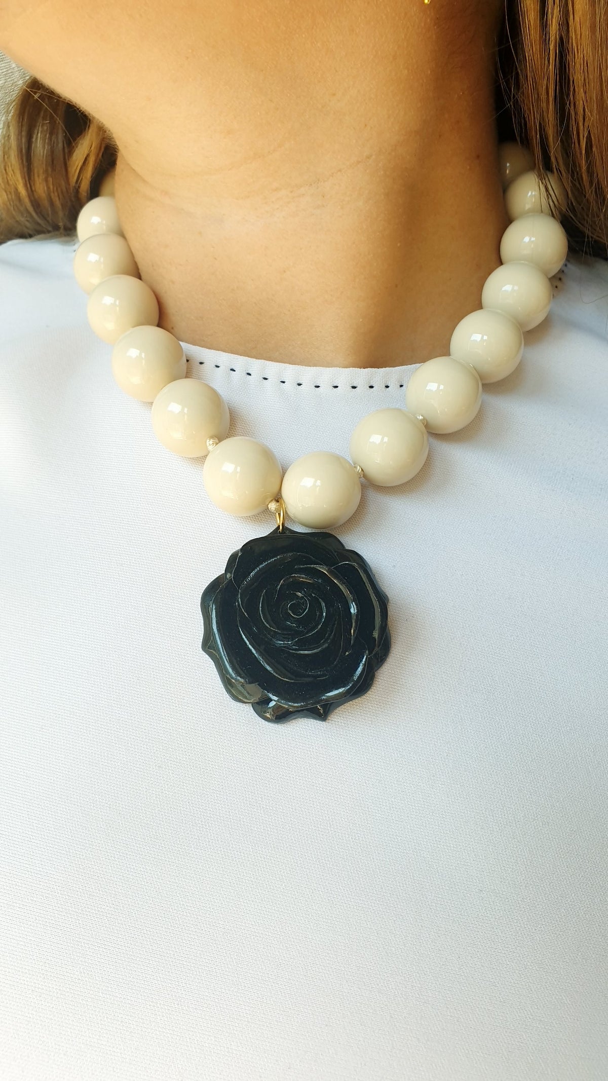 Collana di resina con rosa nera