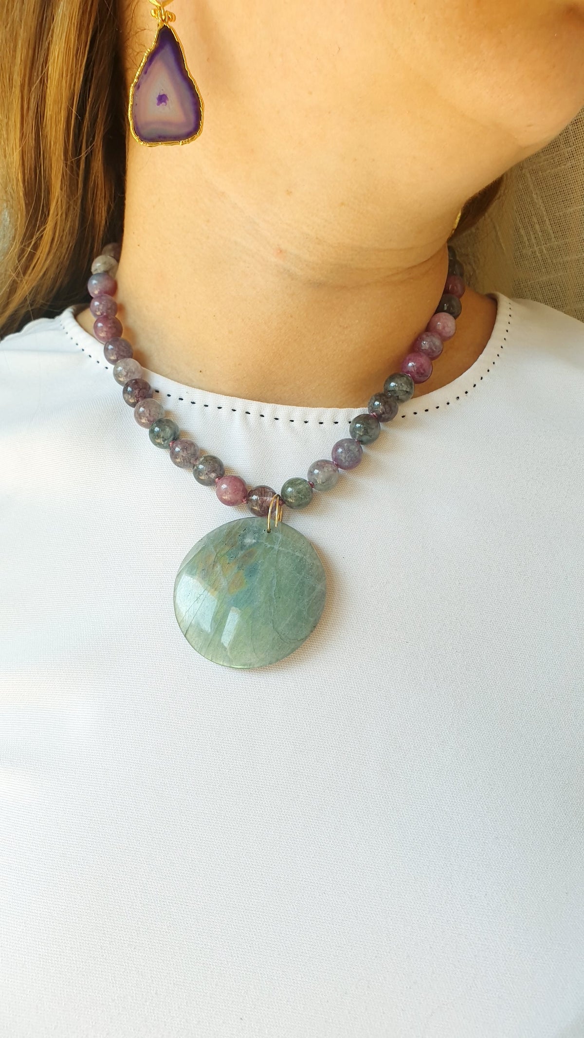 Girocollo di sfere agata con ciondolo di labradorite