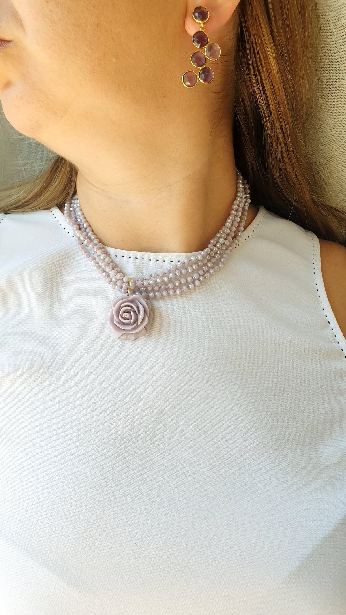 Grazioso collarino burgundy con cammeo e giada
