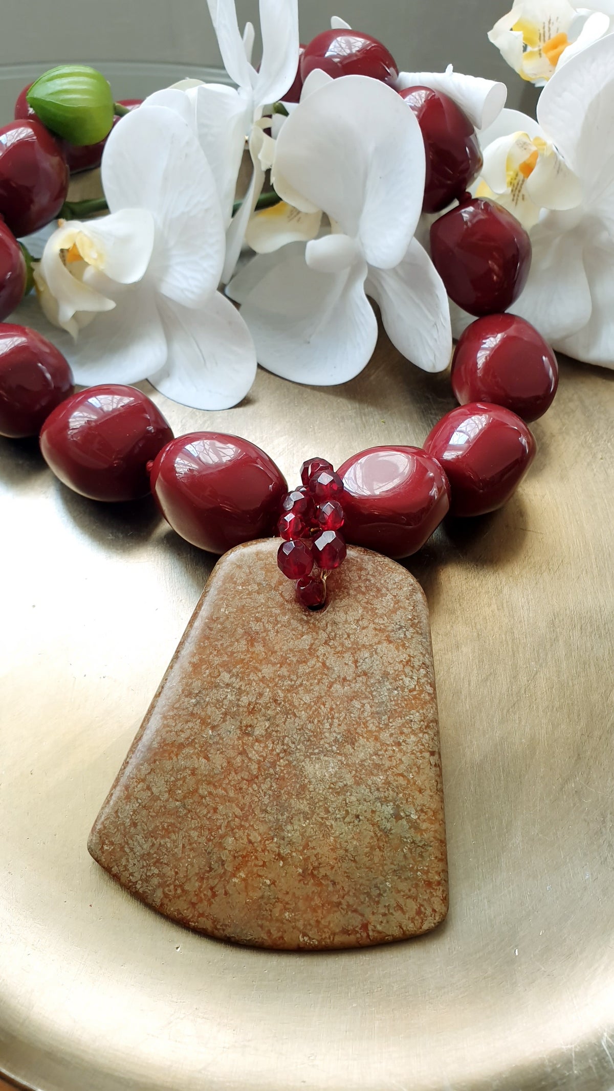 Girocollo di grandi sfere di resina color bordeaux con bellissima giada