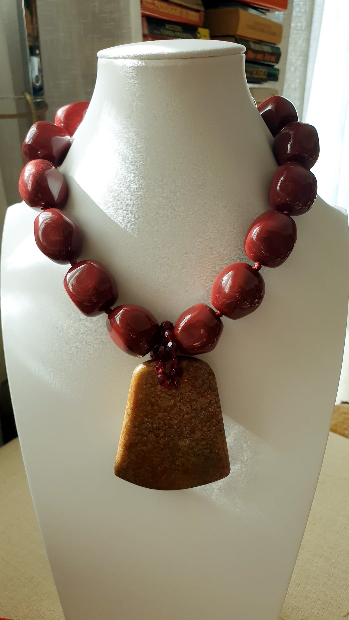 Girocollo di grandi sfere di resina color bordeaux con bellissima giada