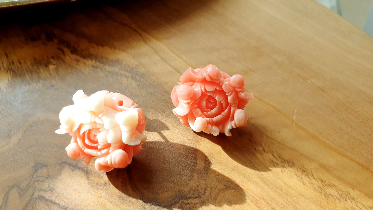 Orecchini a perno con peonie in resina