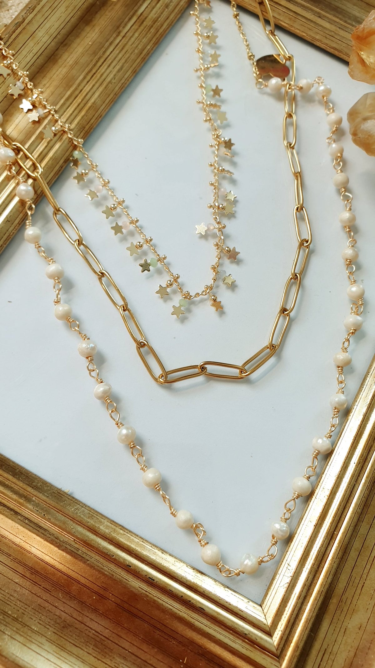 Lunghissima collana in acciaio e metallo, perline e charms