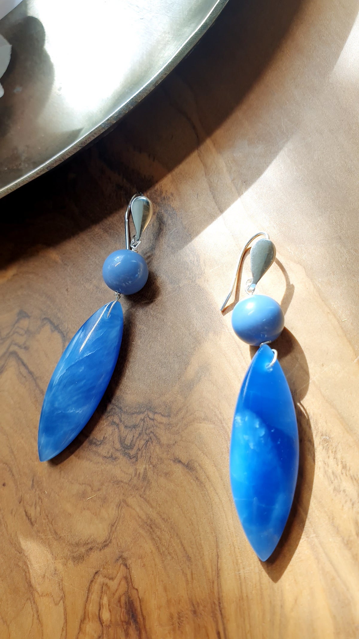 Orecchini in argento con grande goccia in onice blu e sfere in agata