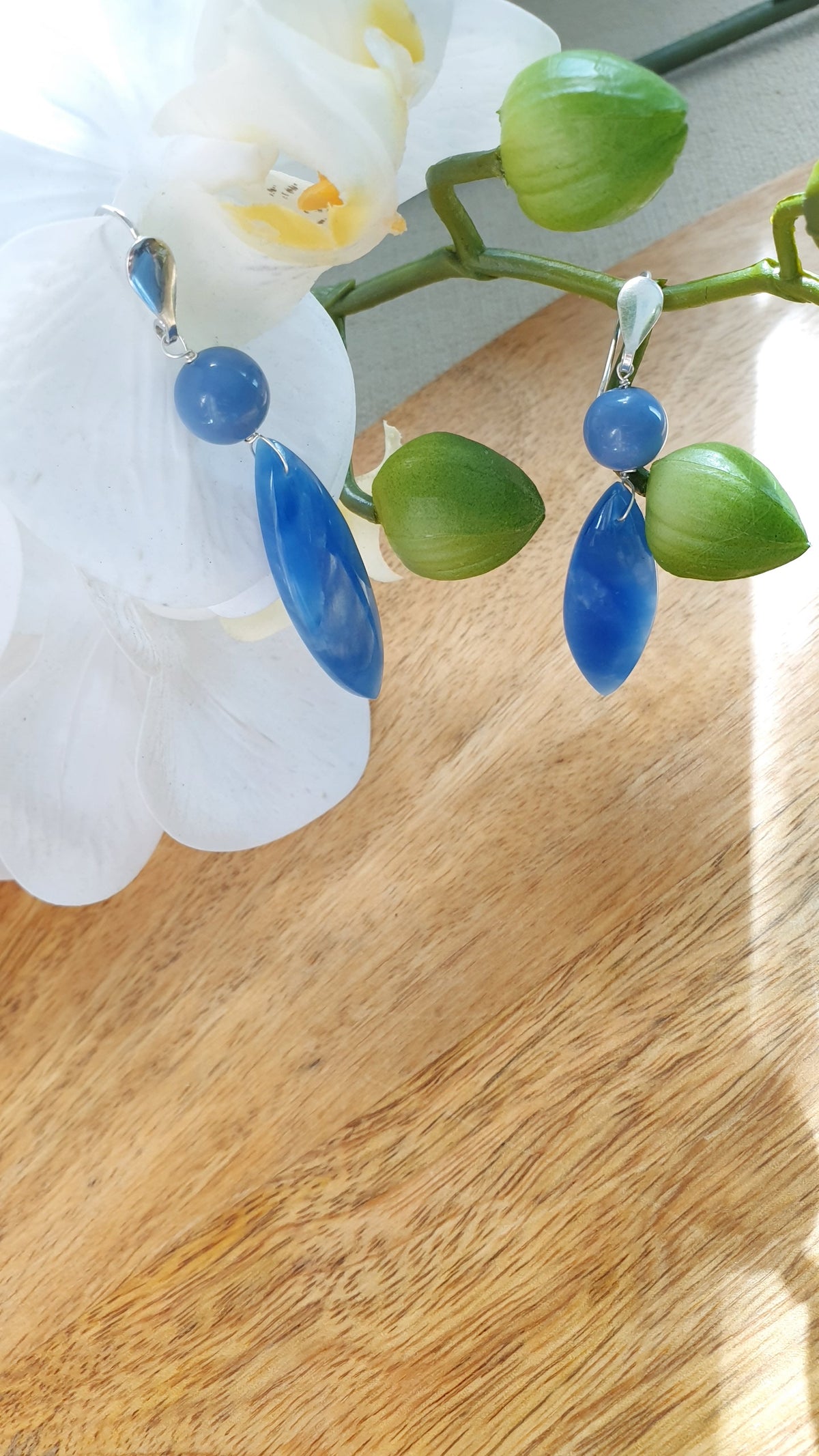Orecchini in argento con grande goccia in onice blu e sfere in agata