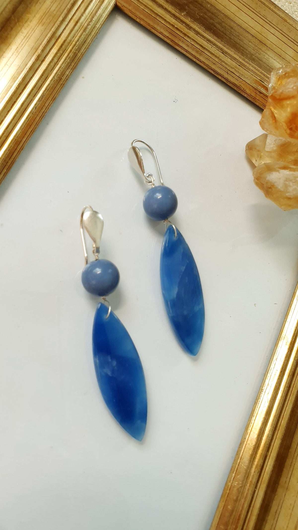 Orecchini in argento con grande goccia in onice blu e sfere in agata