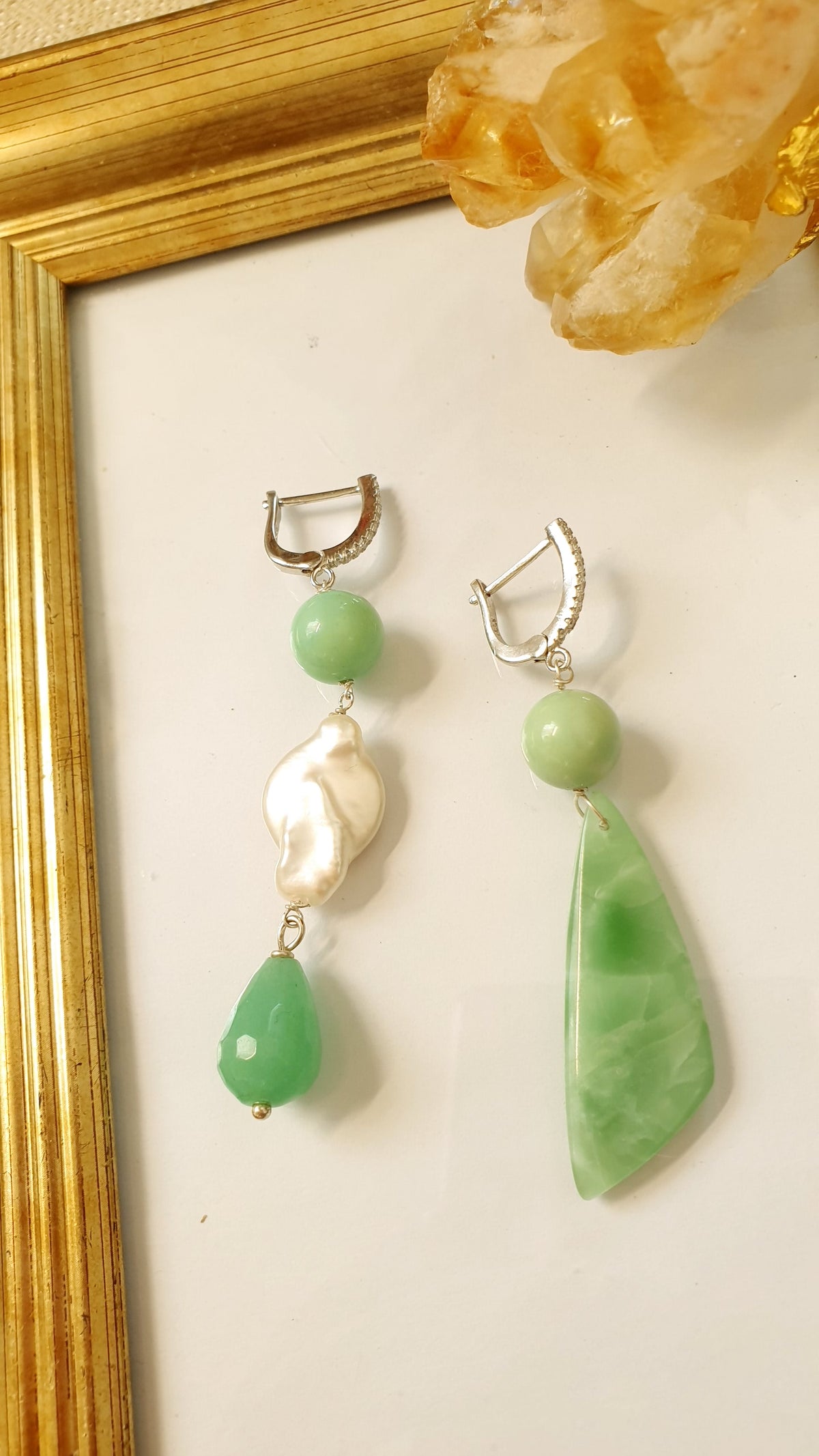 Orecchini asimmetrici in argento e zirconi con onice verde, perla barocca, crisoprasio, giada.