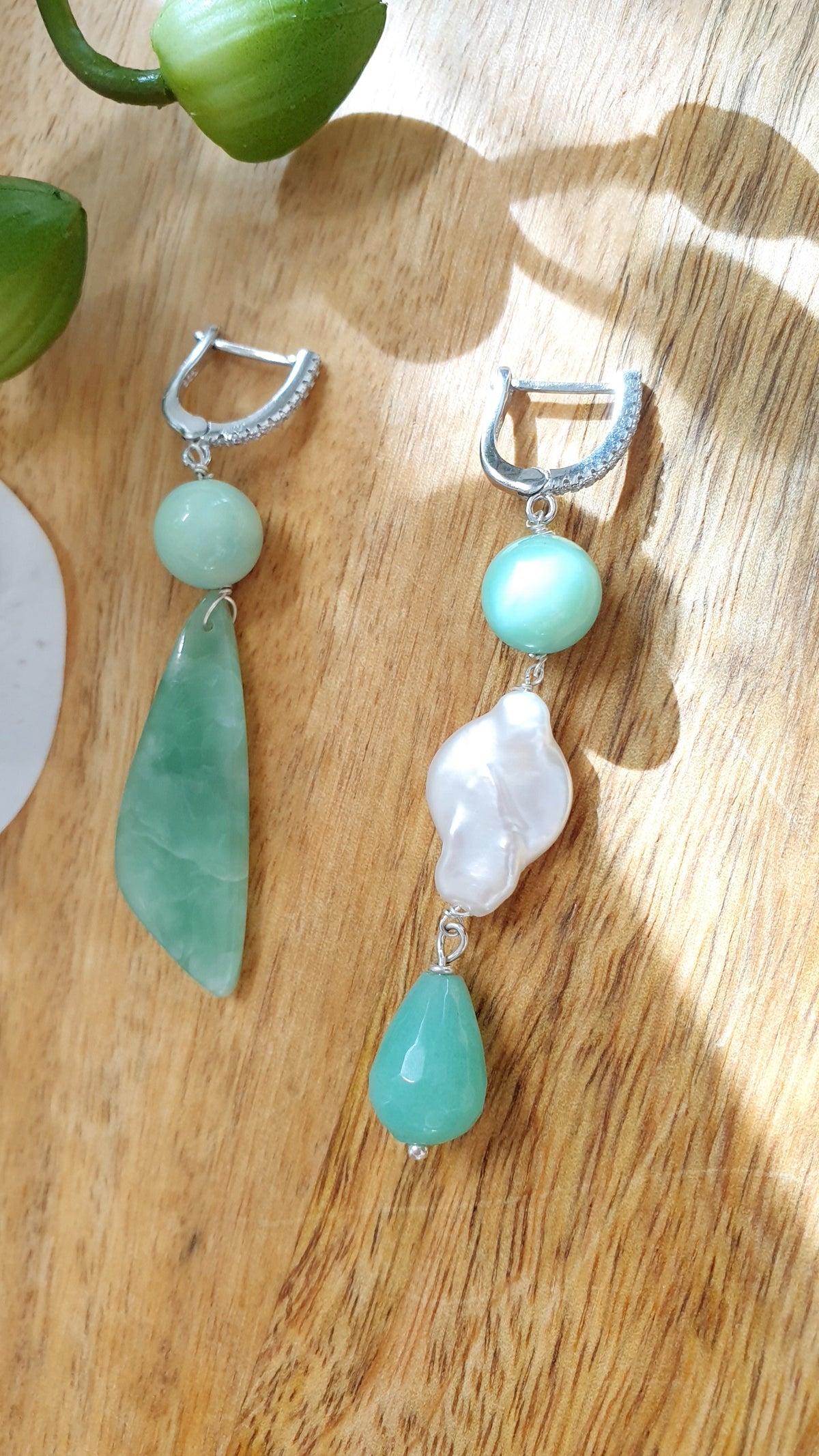 Orecchini asimmetrici in argento e zirconi con onice verde, perla barocca, crisoprasio, giada.