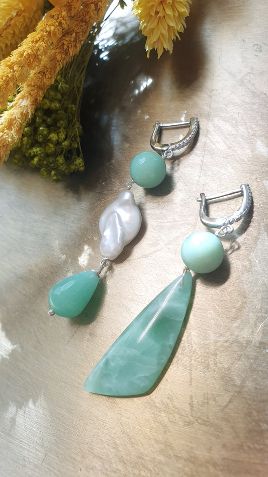 Orecchini asimmetrici in argento e zirconi con onice verde, perla barocca, crisoprasio, giada.