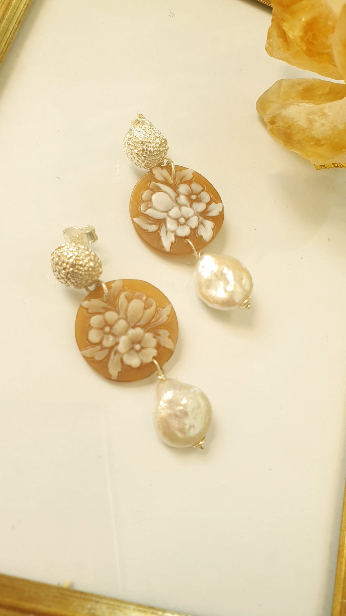 Orecchini in argento a perno  con cammei fiore e perle