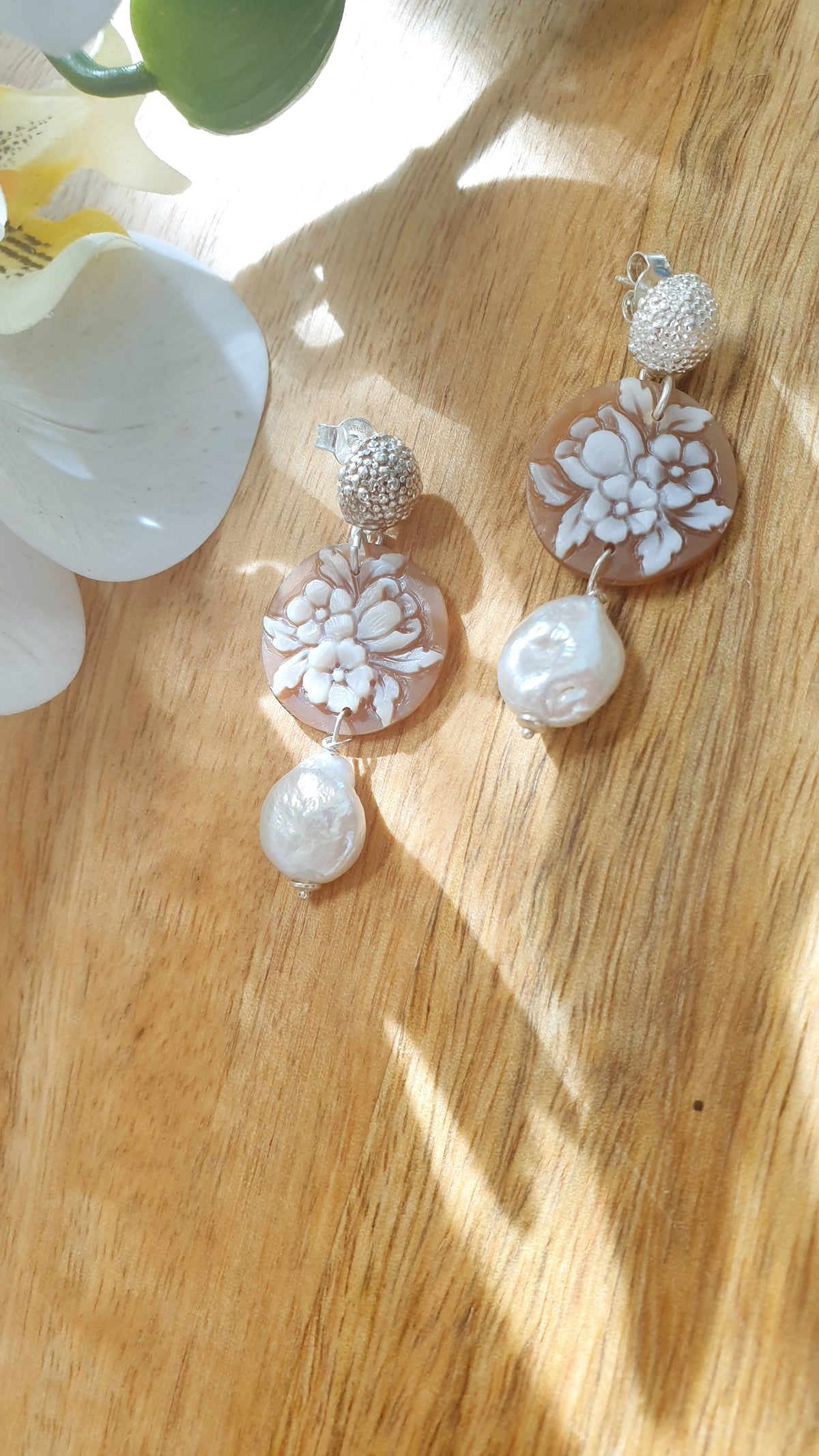 Orecchini in argento a perno  con cammei fiore e perle
