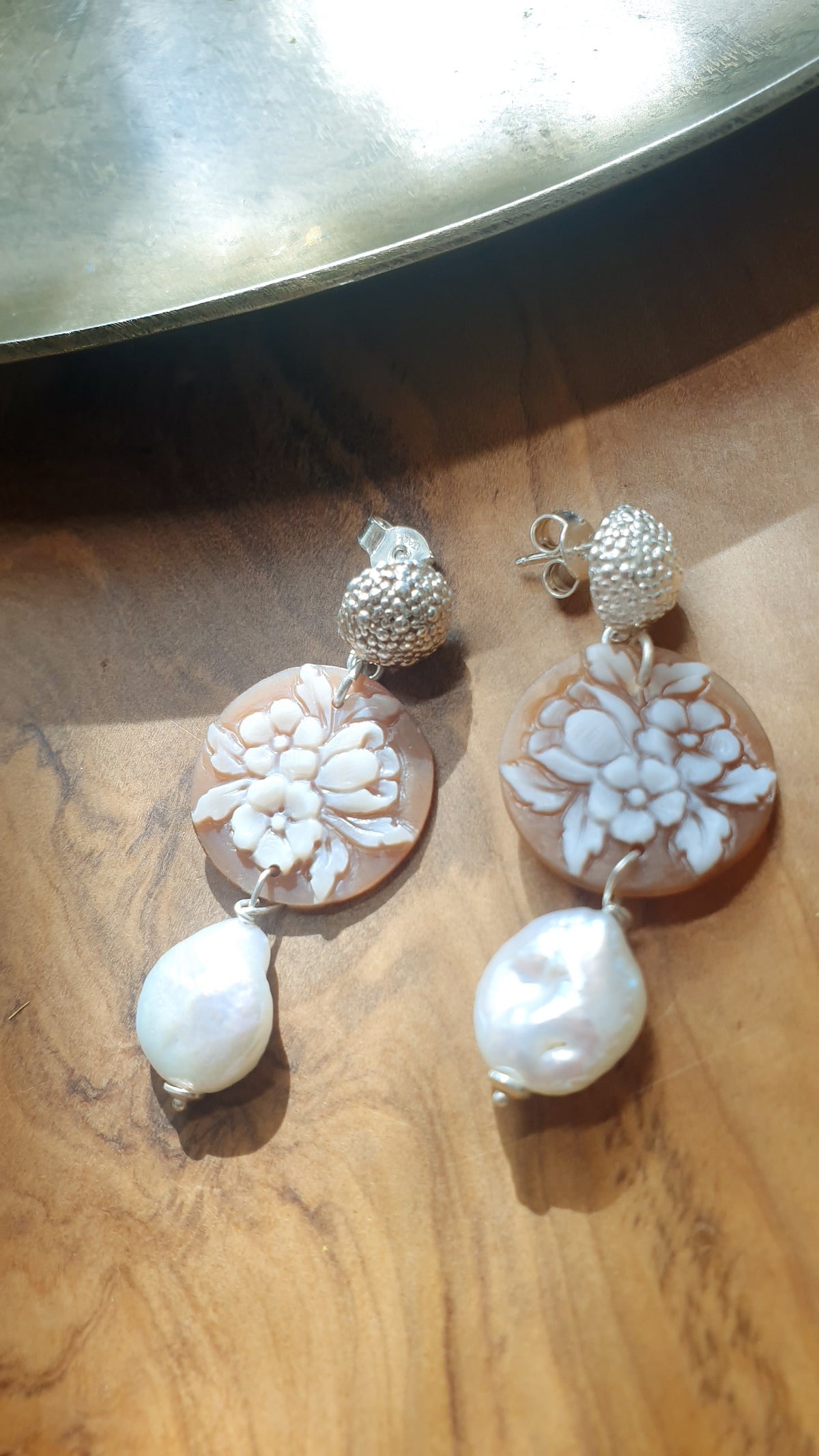 Orecchini in argento a perno  con cammei fiore e perle