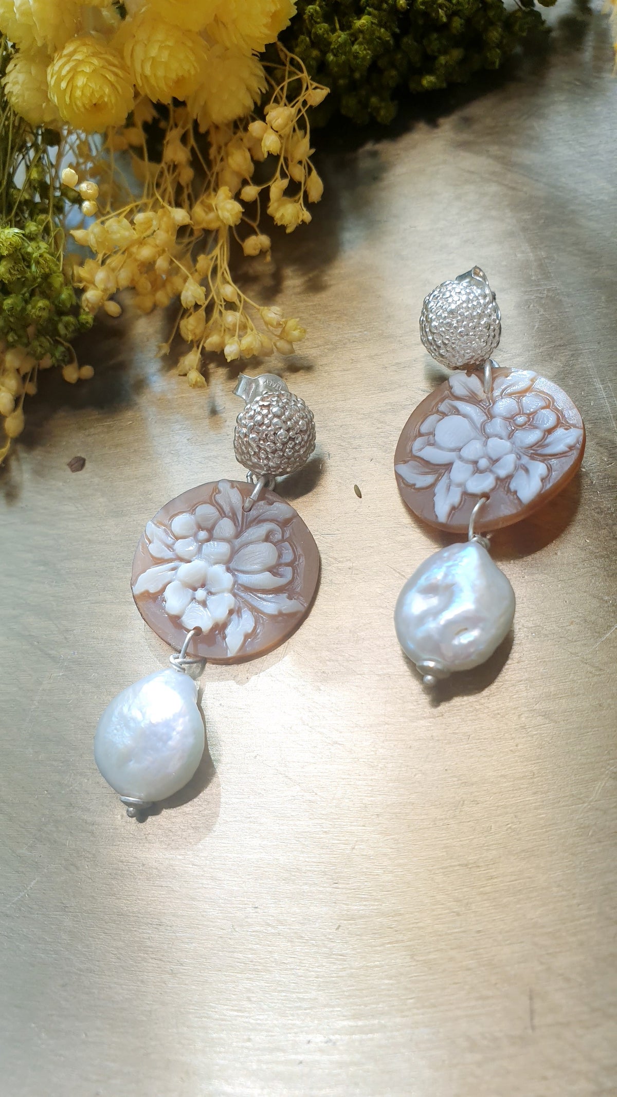 Orecchini in argento a perno  con cammei fiore e perle