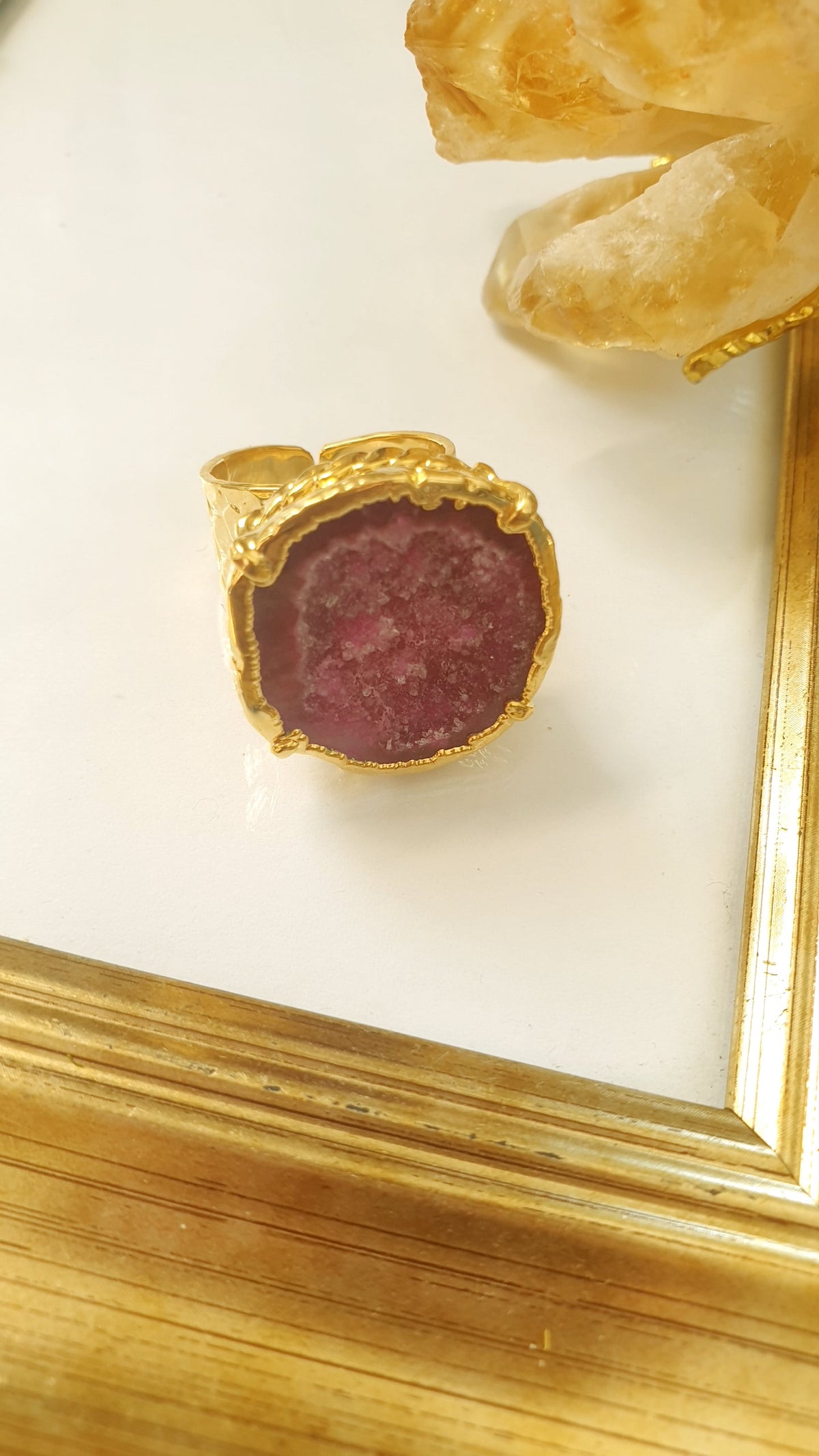 Bellissimo anello regolabile  in ottone con grande drusa di agata burgundi